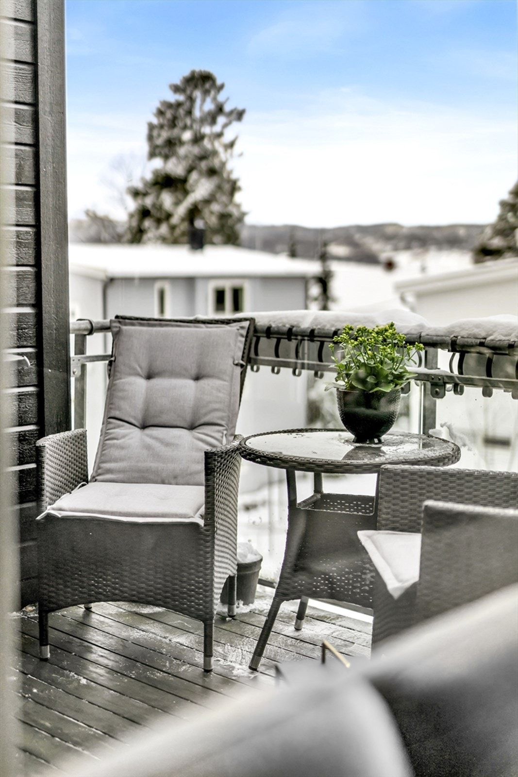 Vestvendt inntrukket balkong med gode solforhold fra ettermiddag til kveld. Galleribilde