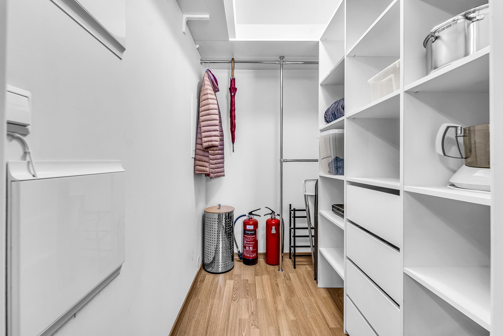 Den innvendige boden sørger for gode garderobeløsninger som sikrer godt med oppbevaringsplass for klær, sko og yttertøy. Galleribilde