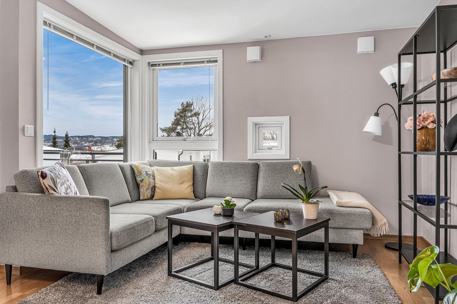 Stuen har god plass til spisebord, sofagruppe med tilhørende bord og TV-benk. Galleribilde