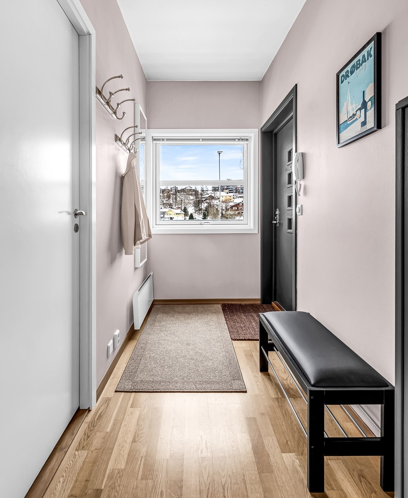 Lys og innbydende entré med god plass til å henge av seg yttertøy og sette fra seg sko. Galleribilde