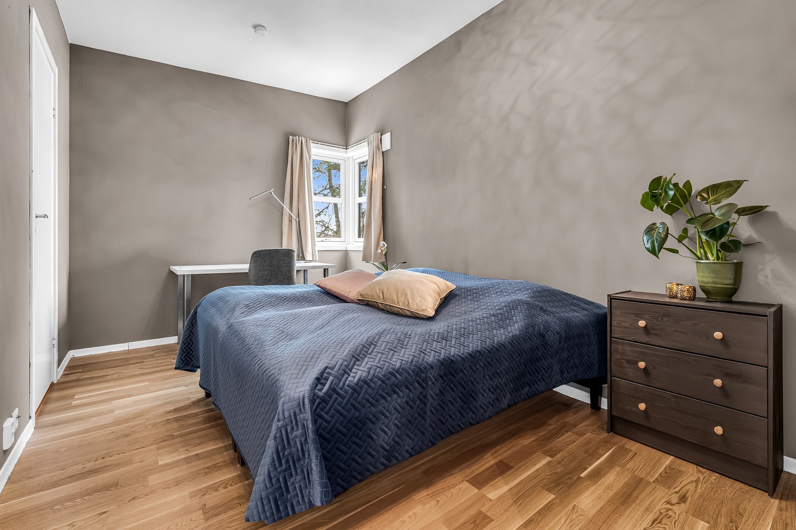 Innbydende soverom med god plass til både stor dobbeltseng, garderobeløsninger og nattbord på begge sider. Galleribilde