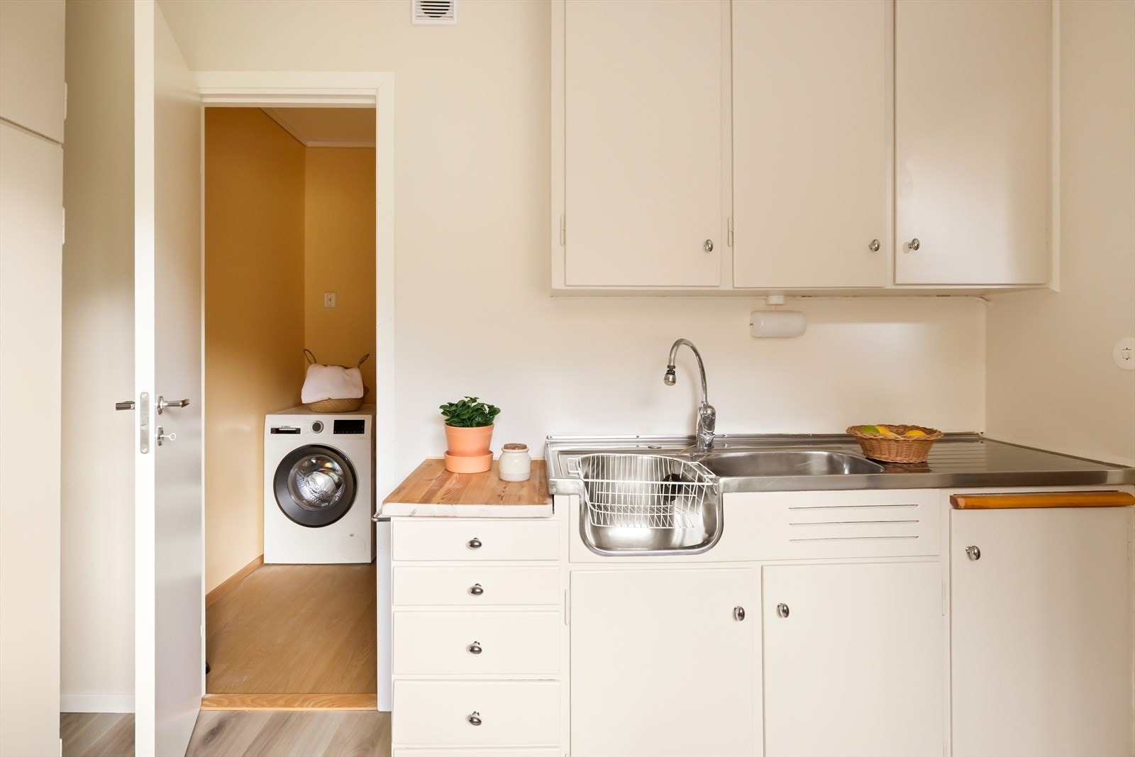 Fra kjøkkenet er det tilkomst til bod/ vaskerom. Her er det opplegg for vaskemaskin og for tørketrommel. (Det foreligger vannstoppsystem for vaskemaskin, men den er ikke montert) Galleribilde