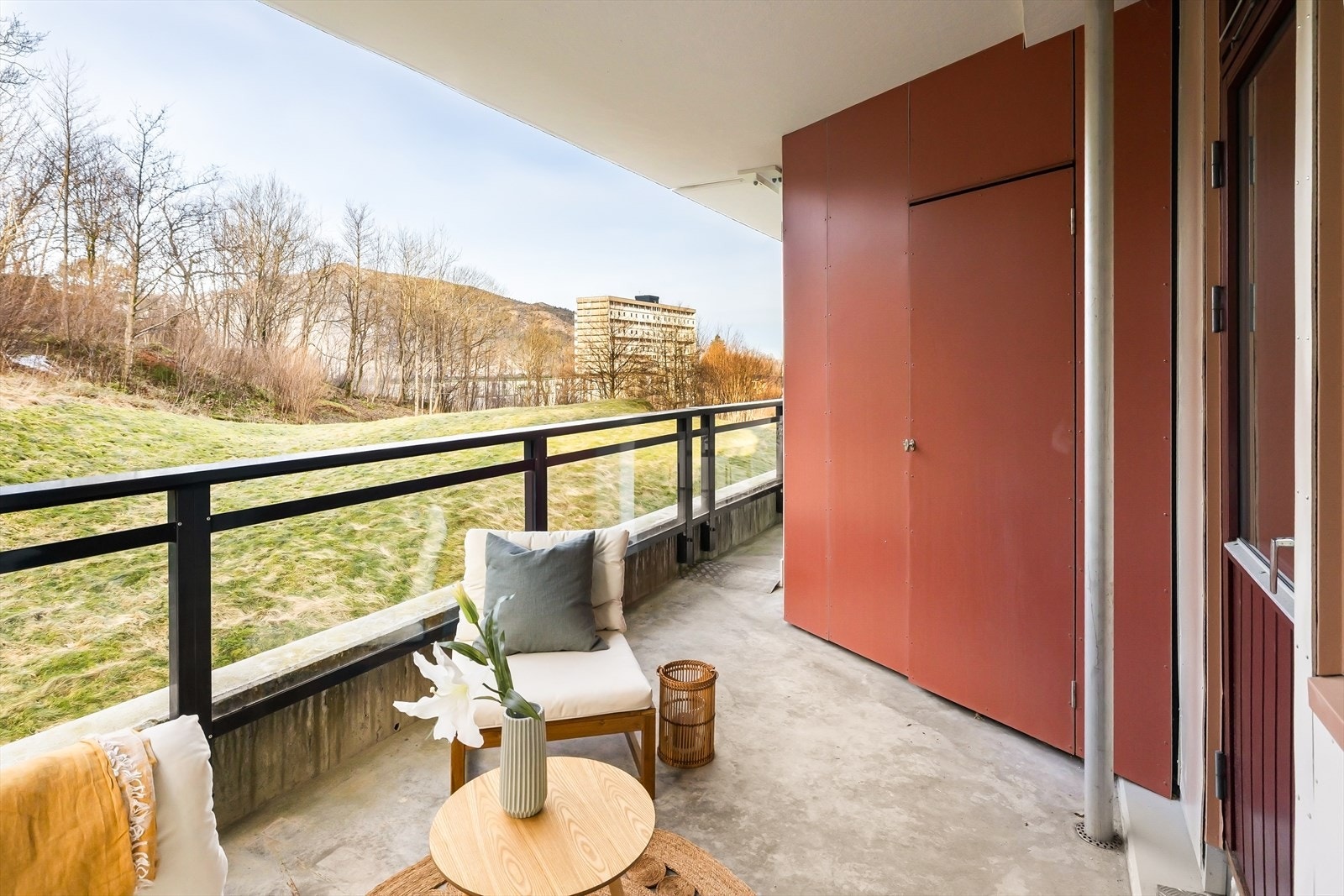 Leiligheten disponerer en bod på balkongen i tillegg til en i kjelleren. Galleribilde