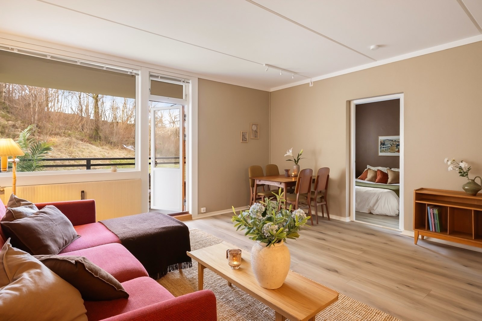 Felleskostnadene inkluderer blant annet sentralvarme, tv og internett grunnpakke. Galleribilde