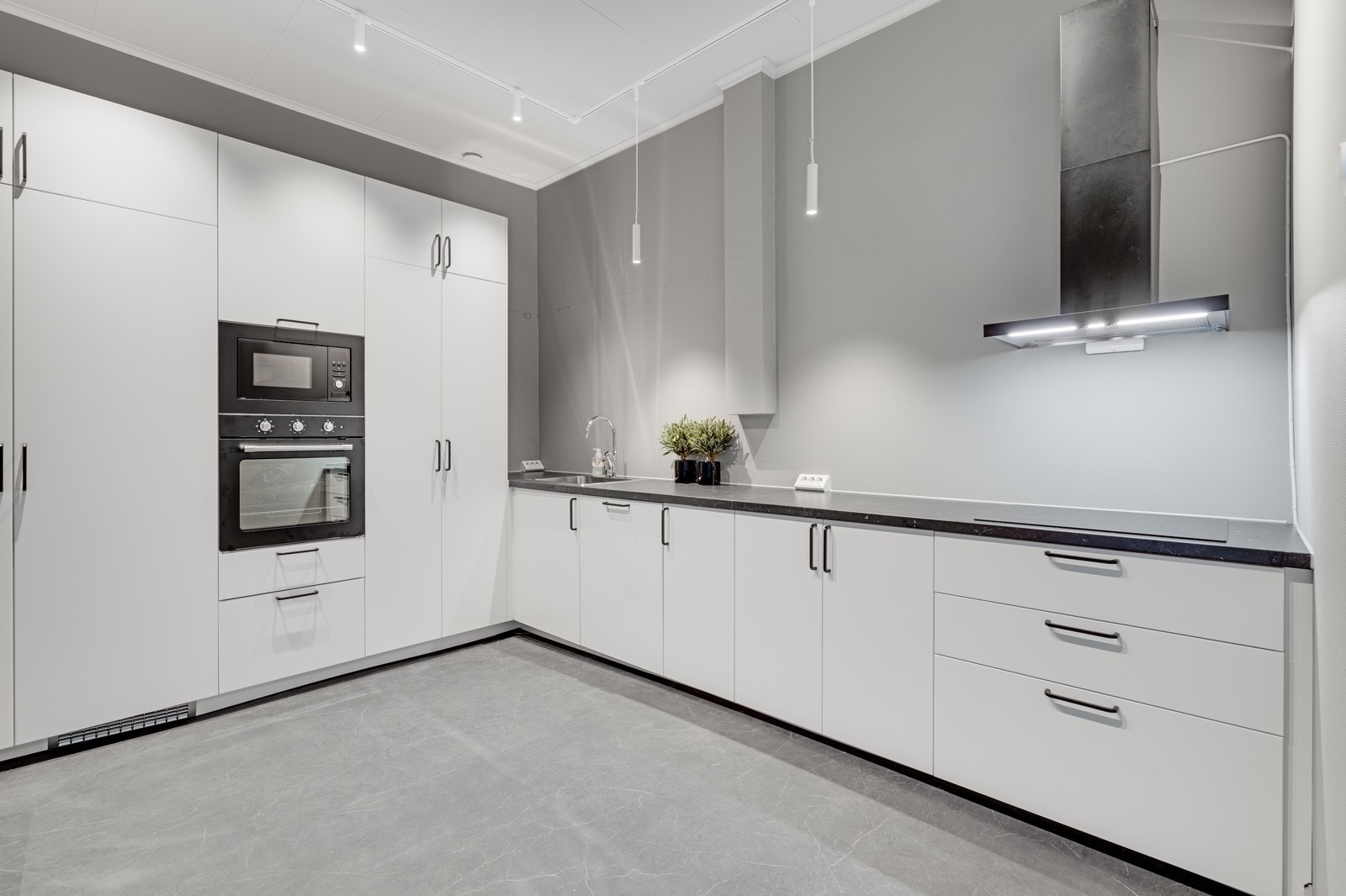 Rikelig med skap- og benkeplass. Galleribilde