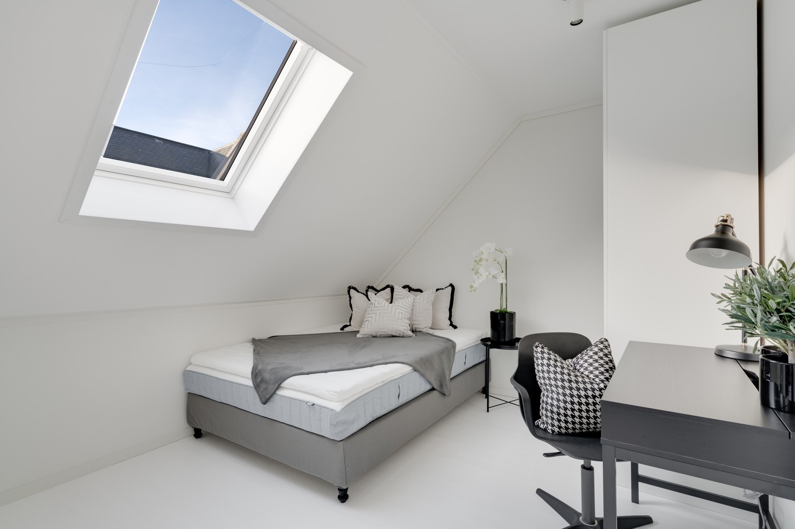 Illustrasjon lite rom. Galleribilde