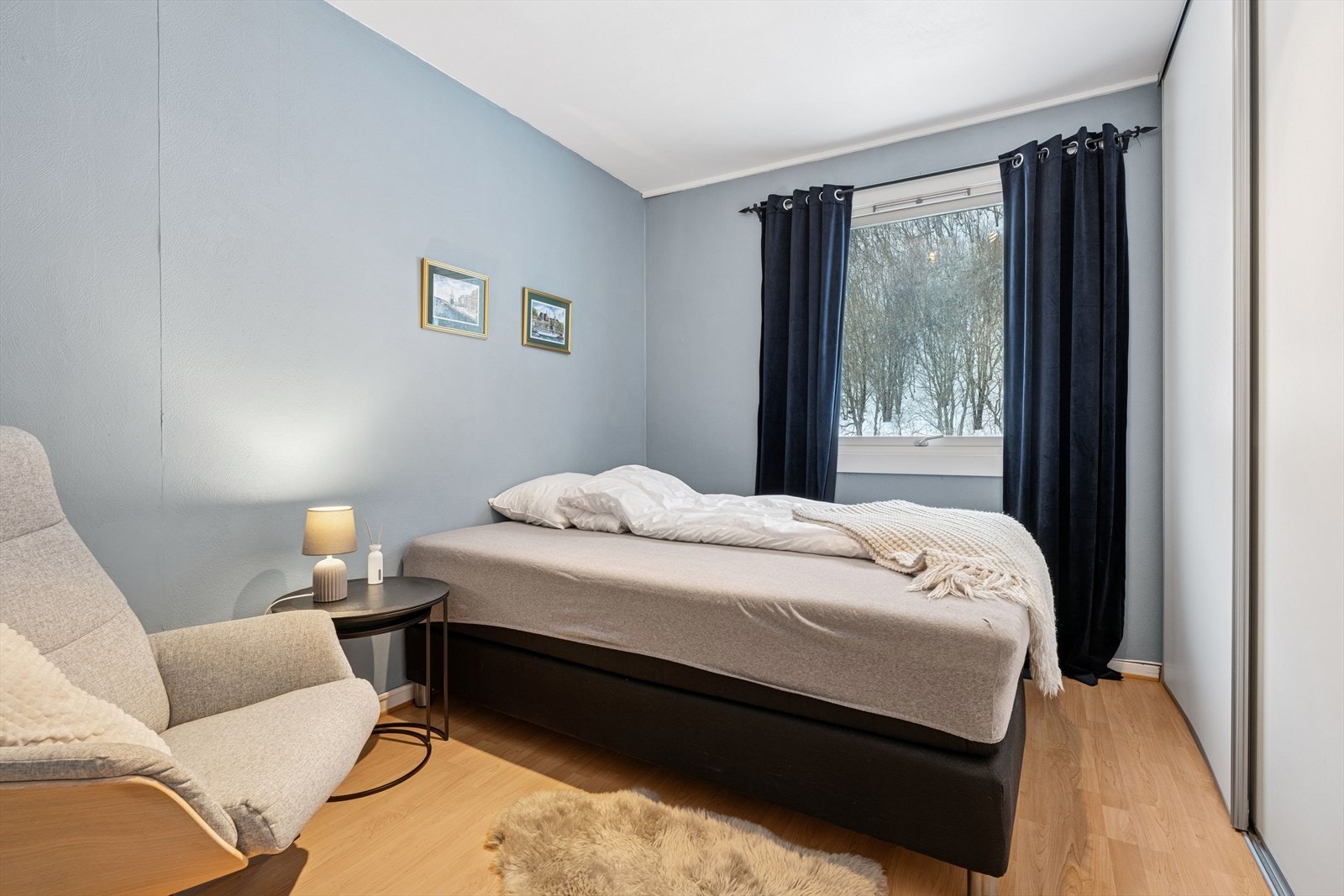 Soverom 2 med skyedørsgarberobe. Galleribilde