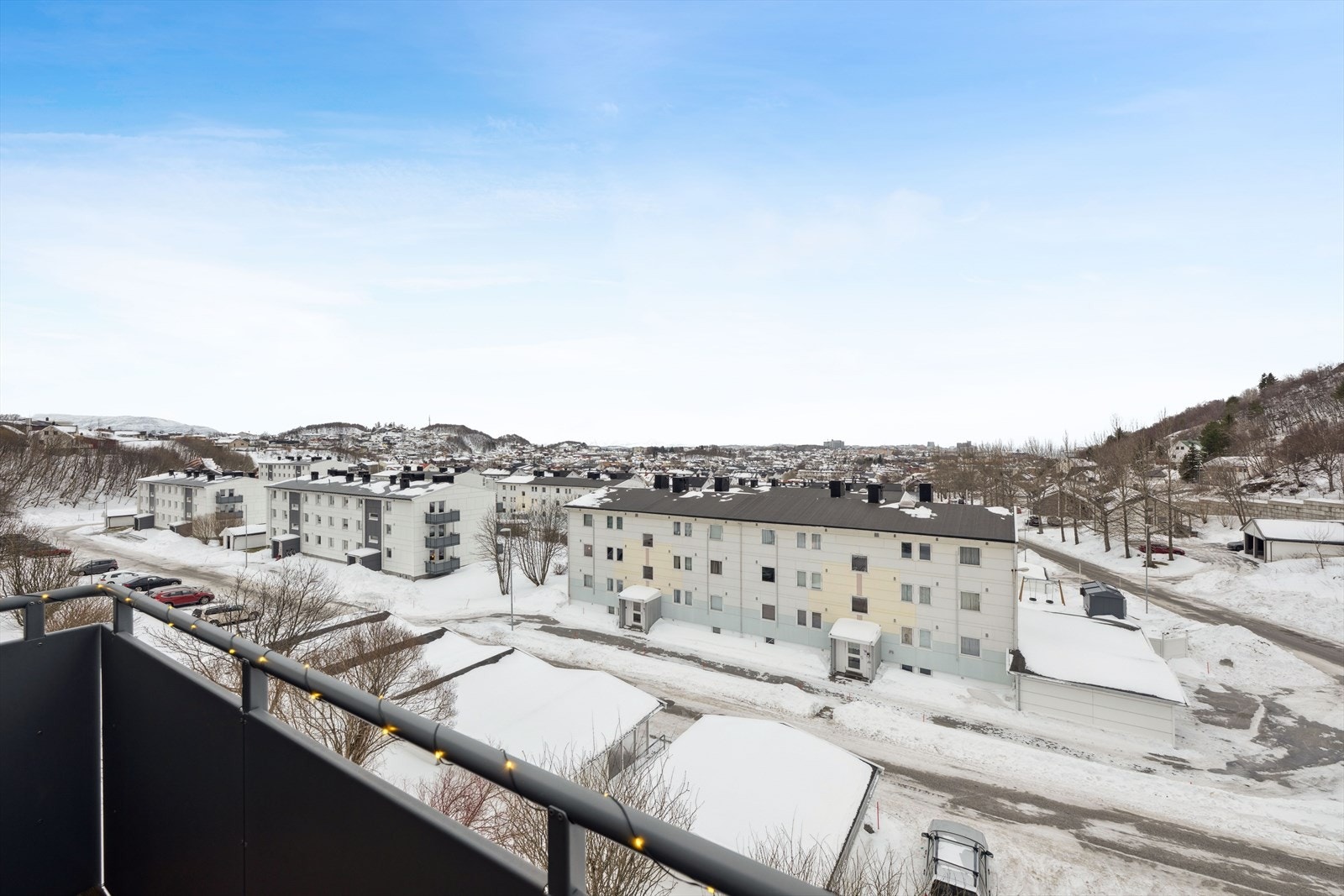 Delvis takoverbygget balkong. Sørvestvendt beliggenhet med gode solforhold Galleribilde