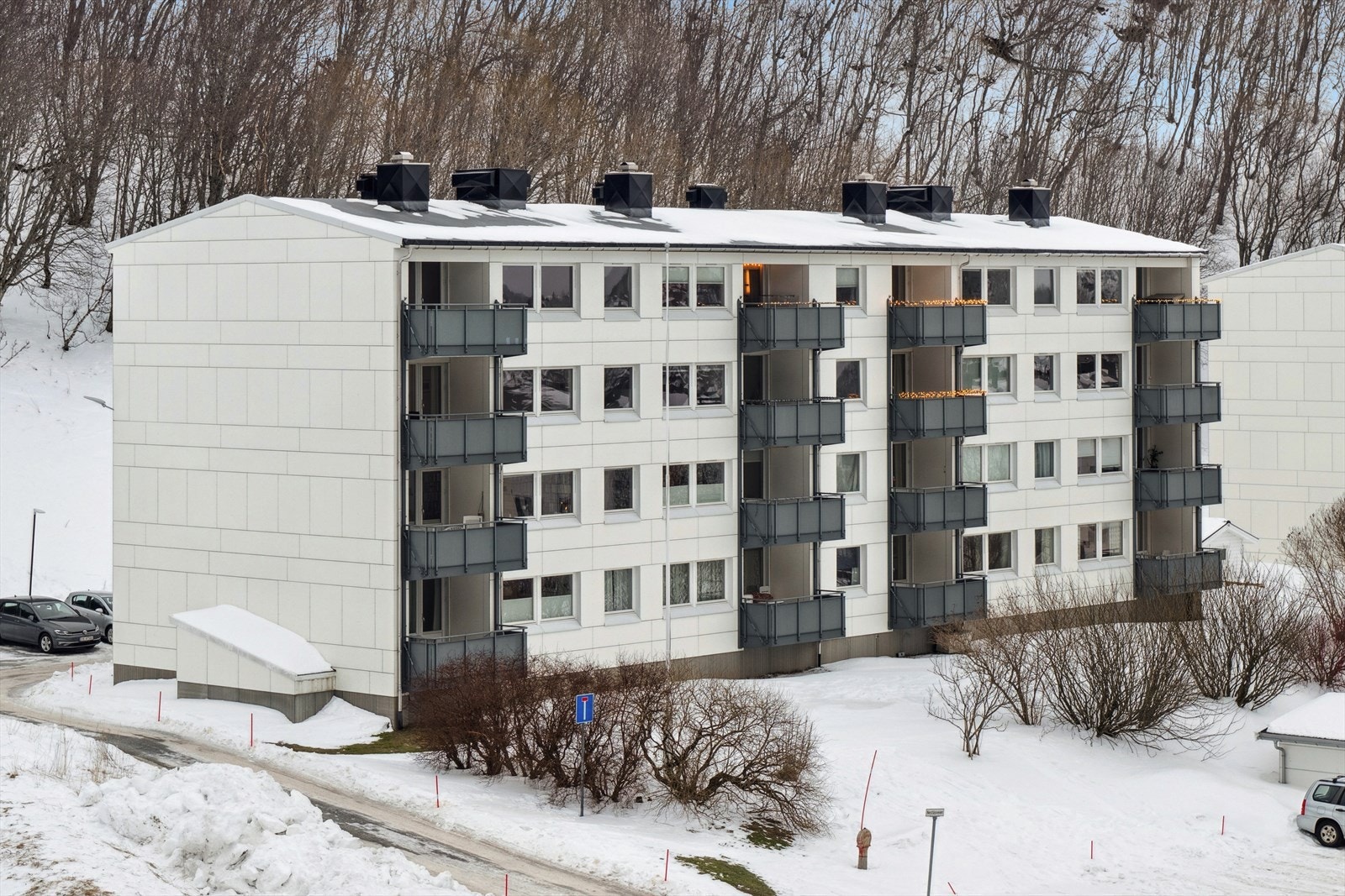 Borettslaget ble renovert i 2017 med bla nye fasader, nye vinduer, nytt tak, ny drenering mm. Galleribilde