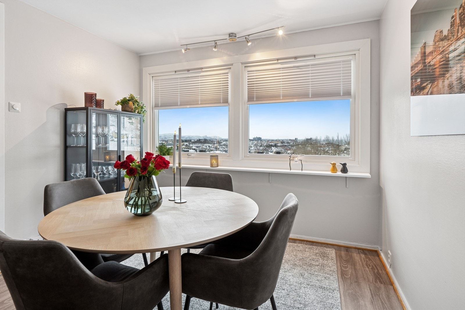 Leiligheten har store vindusflater med nydelig utsikt Galleribilde