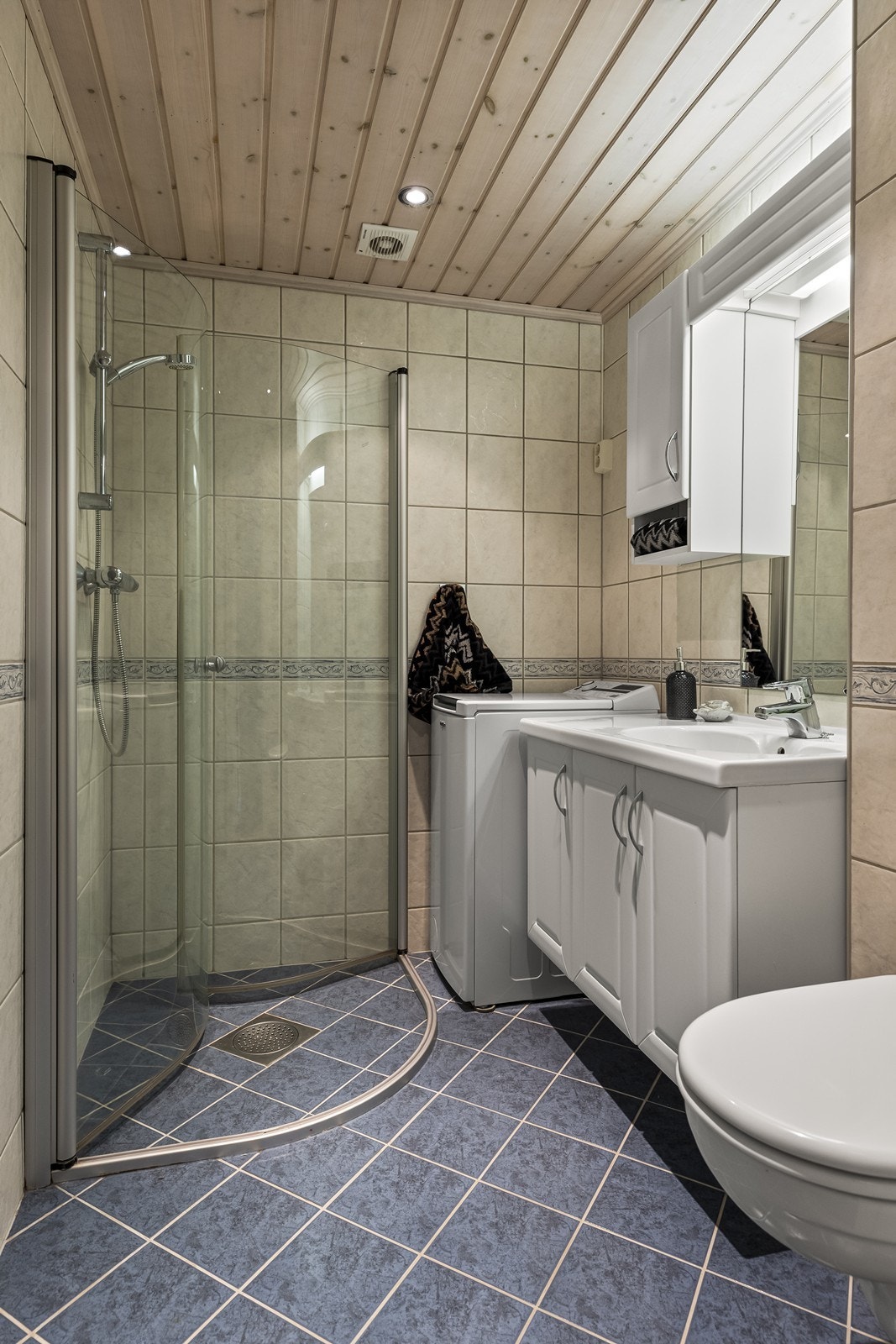 Badet ble pusset opp i 2006 og har elektrisk gulvvarme. Galleribilde