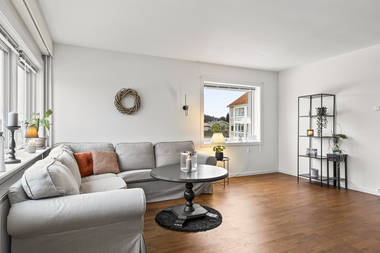 Stuen er romslig og lett å møblere, med oppvarming via vegghengte radiatorer. Galleribilde