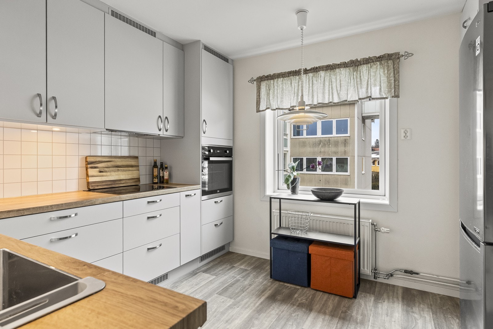 Kjøkkenet er et eget rom på 10 m² med plass til en liten spiseplass ved vinduet. Galleribilde