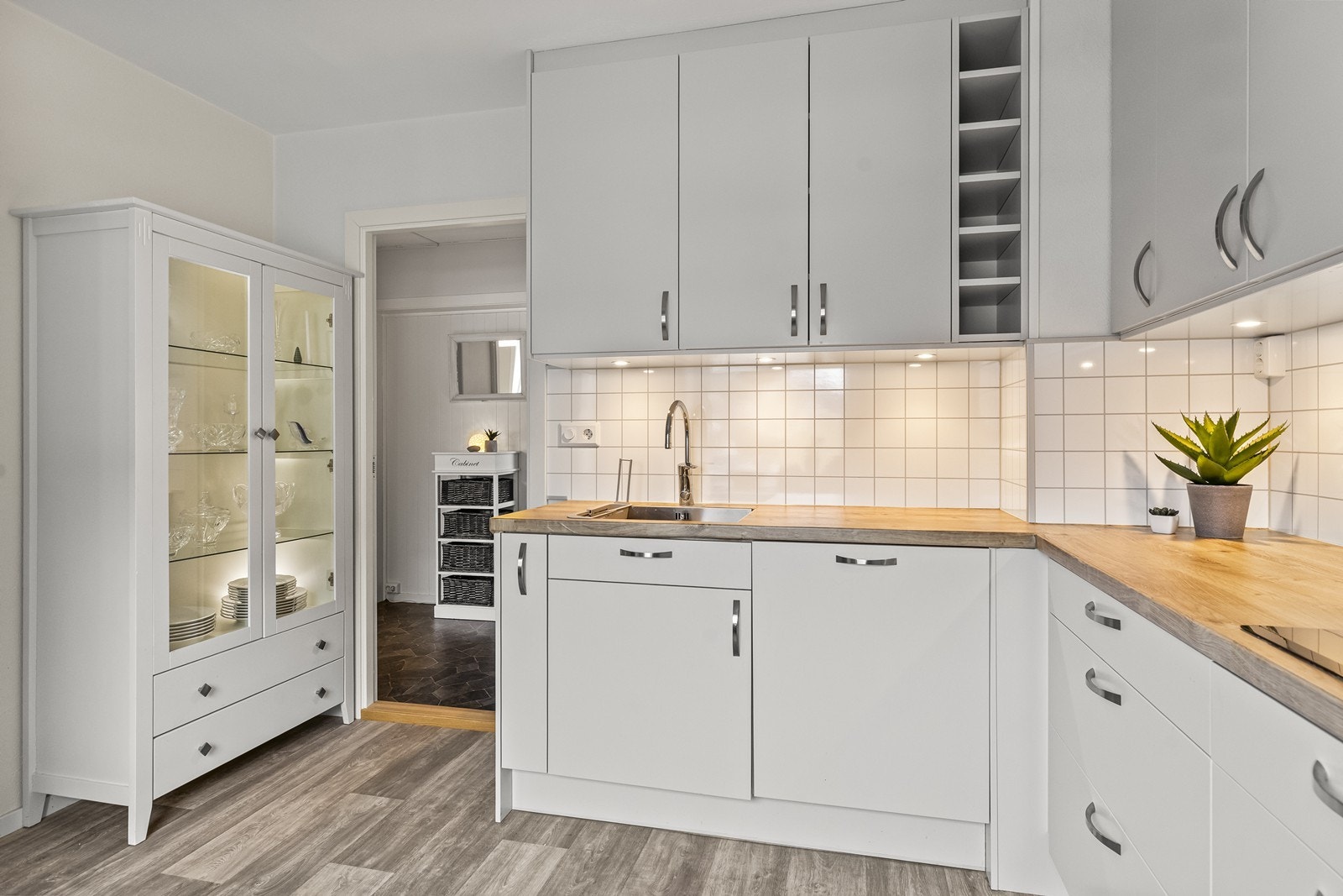 Innredningen har rikelig med skapplass, integrert oppvaskmaskin og automatisk lekkasjesikring. Galleribilde