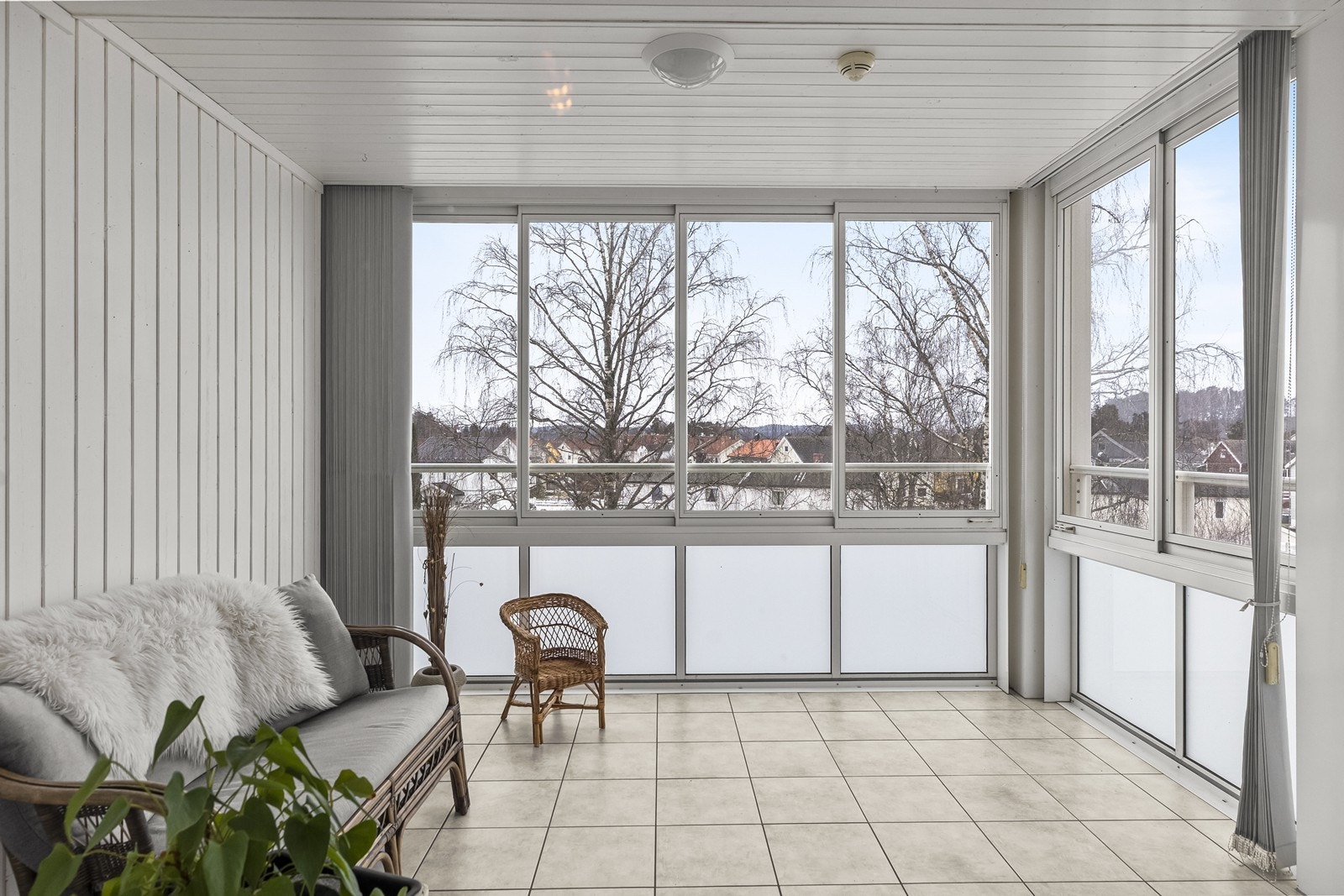 Den store, innglassede balkongen på 11 m² fungerer som en forlengelse av stuen. Galleribilde