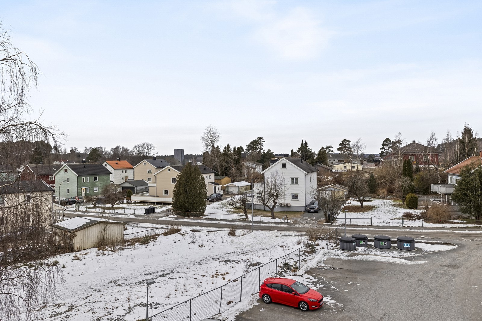 Området er rolig og etablert, og oppleves som svært trygt med lite trafikk og støy. Galleribilde