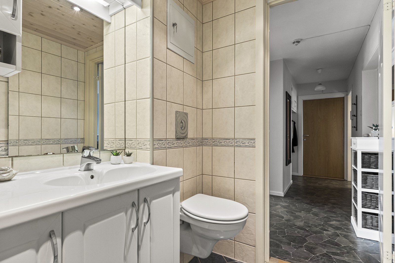 Rommet er utstyrt med vegghengt toalett, servantinnredning og mekanisk avtrekk. Galleribilde