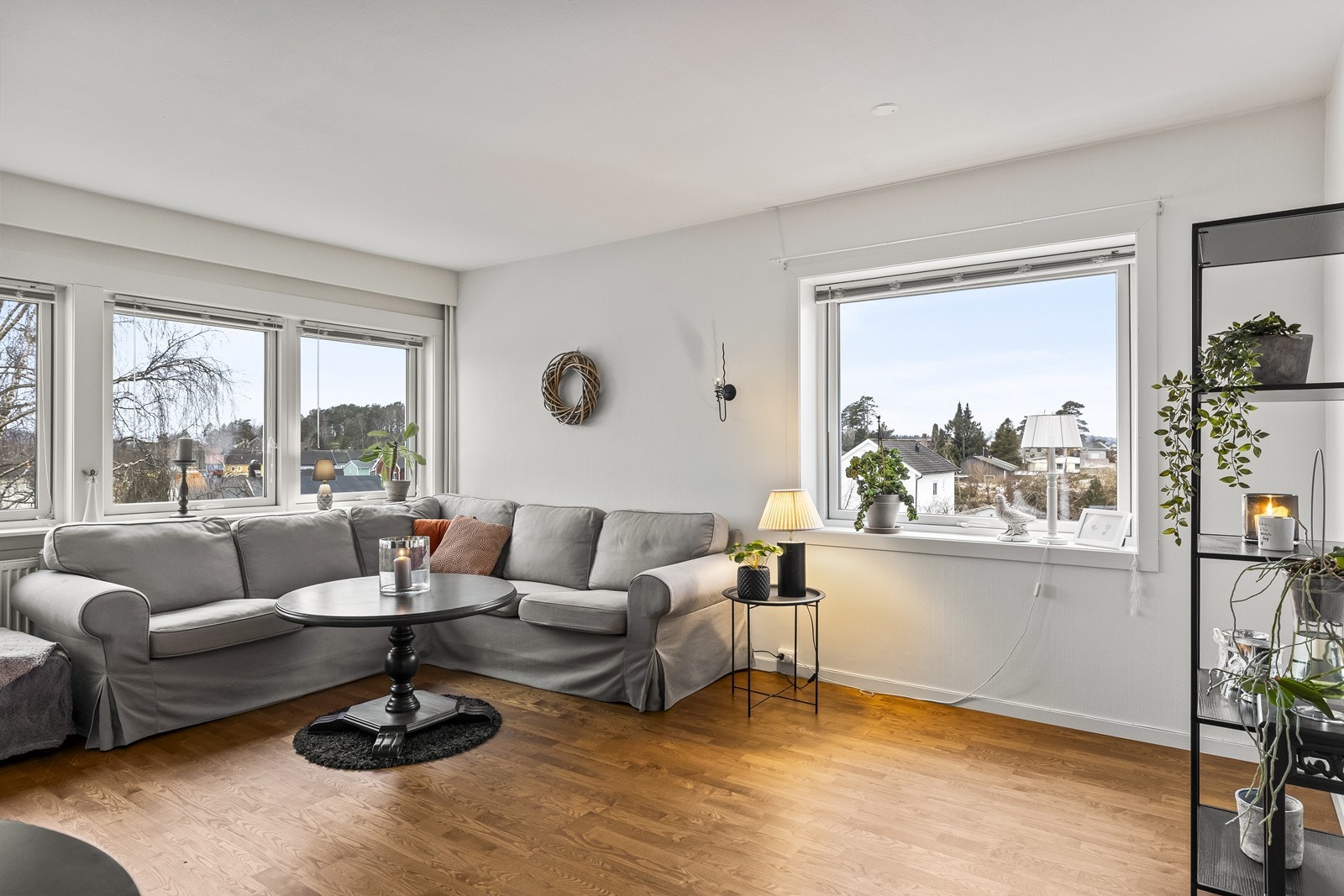 Stuen er et lyst og luftig rom med store vindusflater som slipper inn rikelig med dagslys. Galleribilde