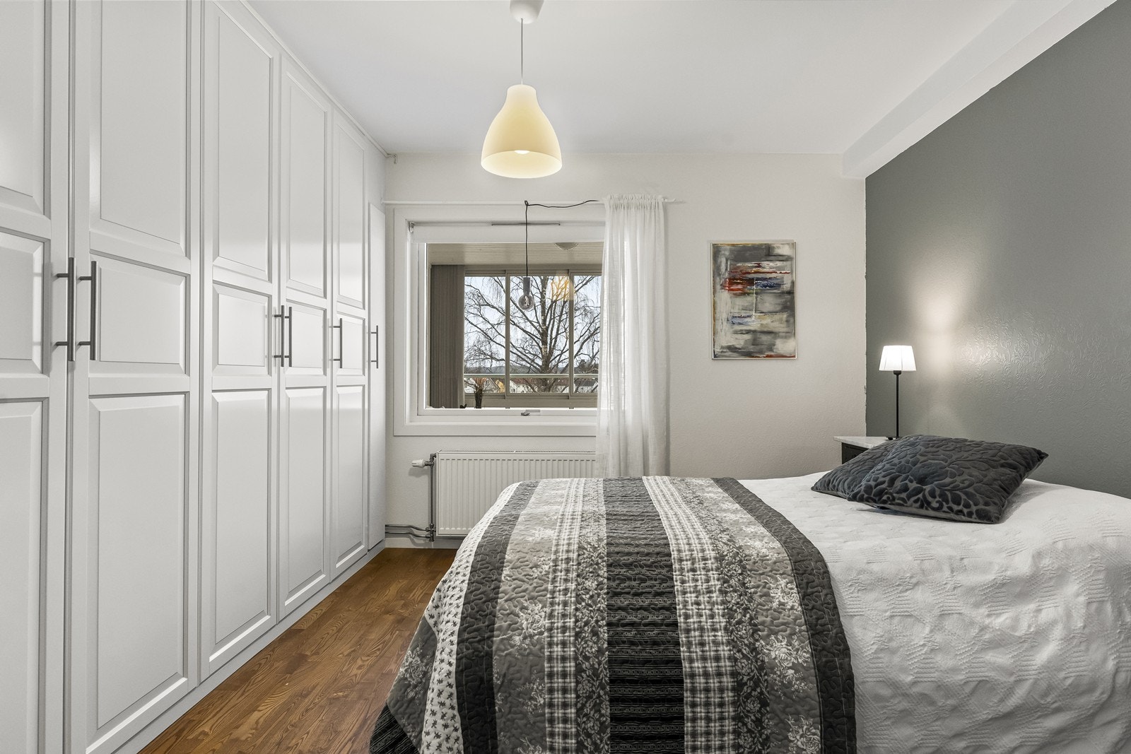 Leiligheten har to soverom. Hovedsoverommet har god plass til dobbeltseng og garderobeløsning. Galleribilde