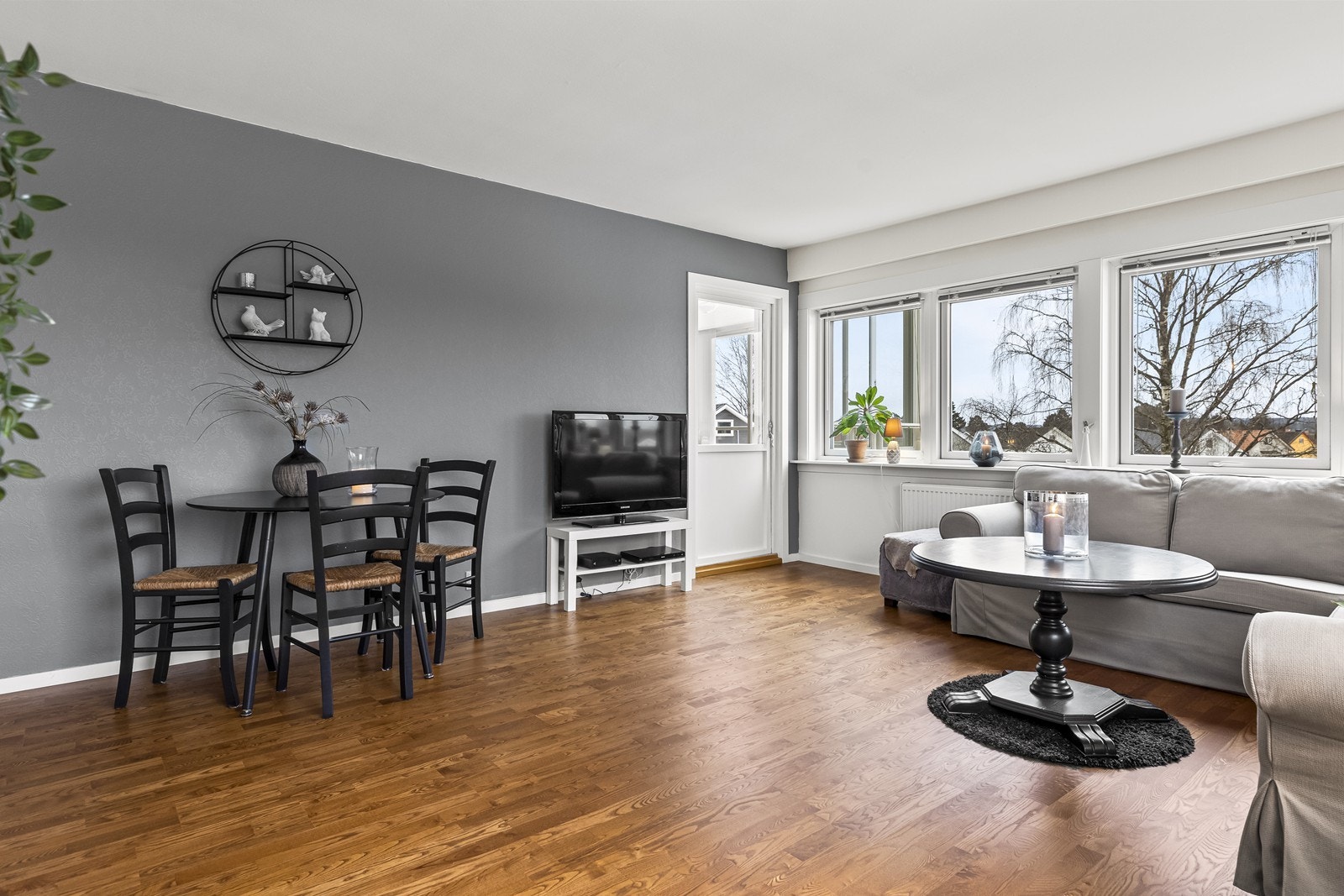 Her er det god plass til både sofagruppe og en egen spiseplass. Galleribilde