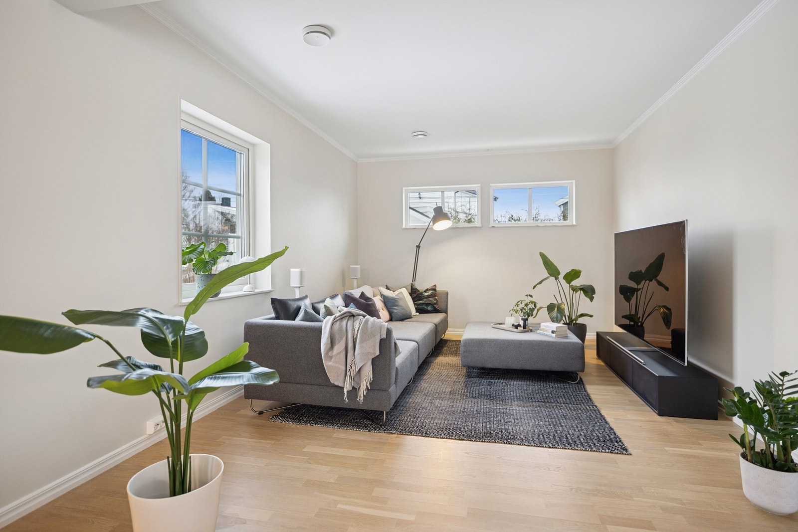 Stue med funksjonell planløsning som lett kan deles inn i flere soner. Galleribilde