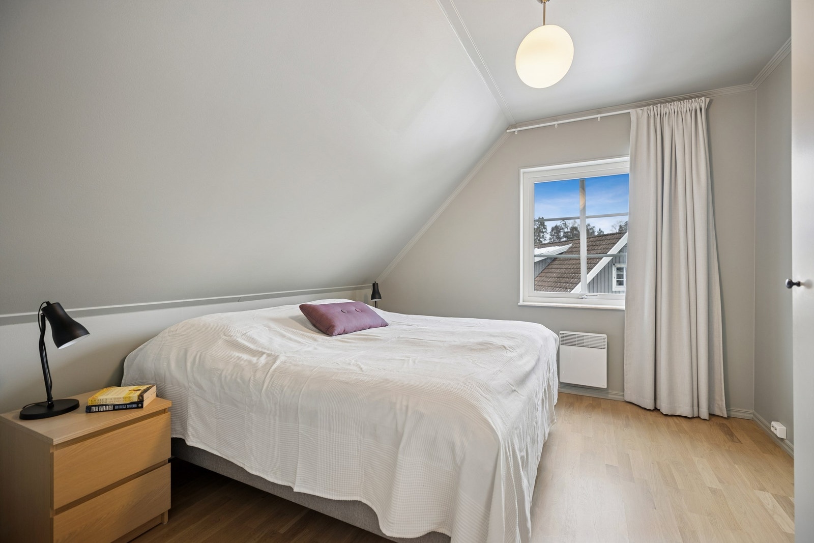 Soverom 2, 3 og 4 ligger i 2. etasje, og alle rommene er av god størrelse. Dette soverommet har garderobe. Galleribilde