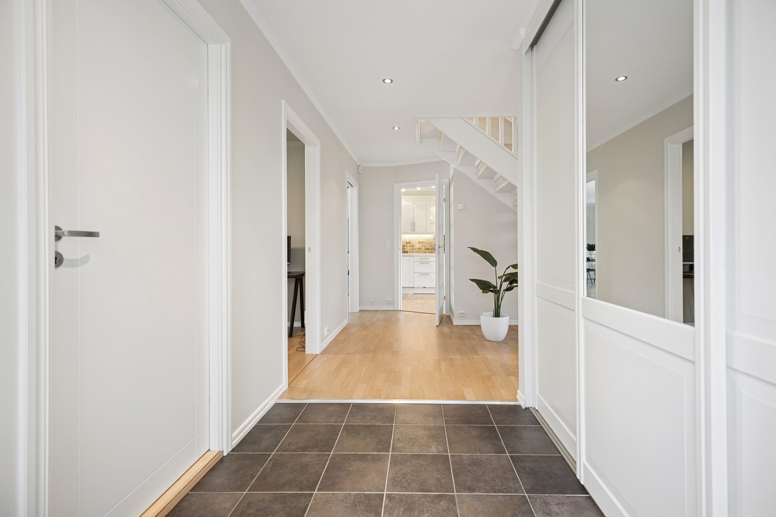 Fra entreen er det direkte adkomst til et praktisk vaskerom. Galleribilde