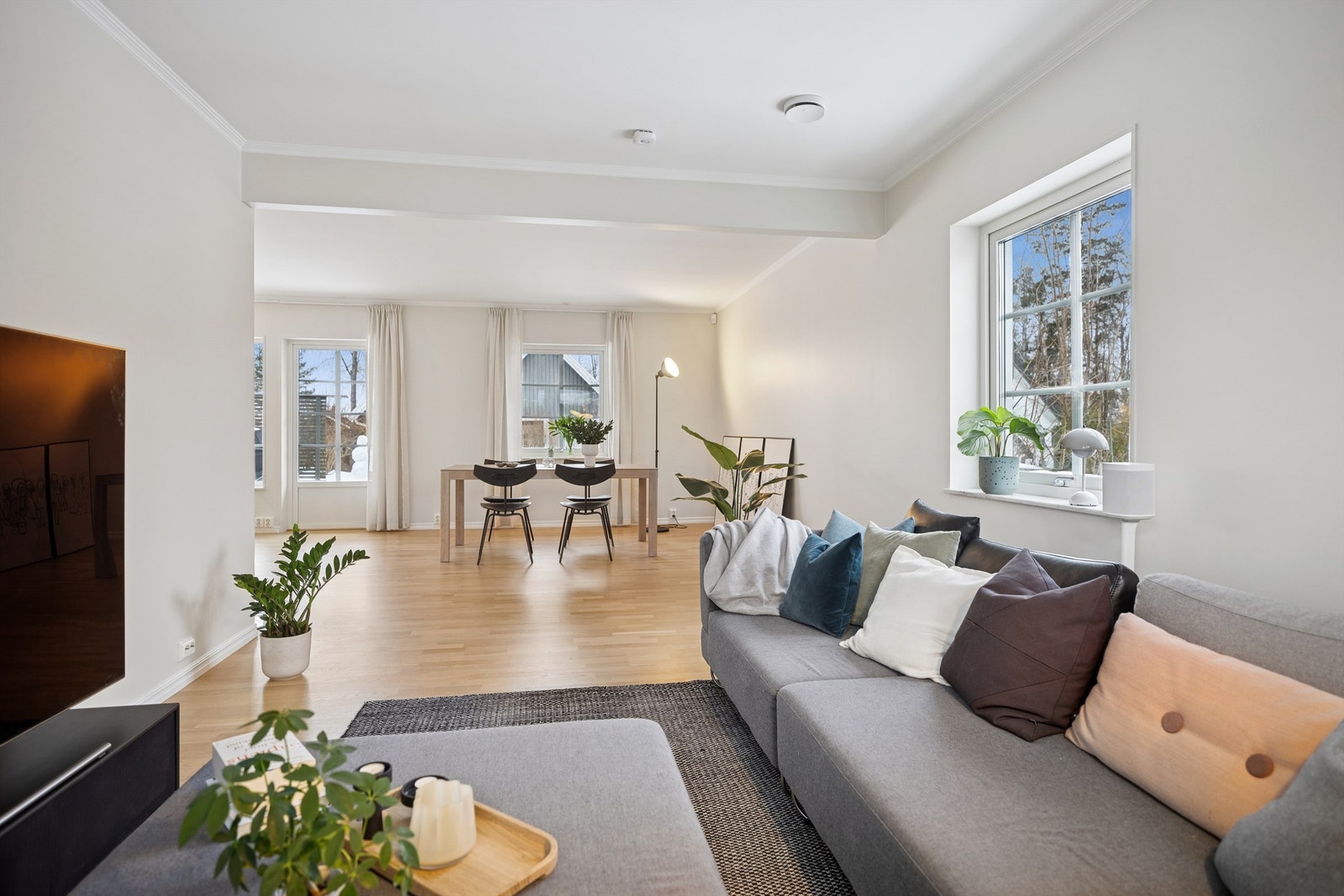 Store vindusflater gir rikelig med lys og åpner rommet fullstendig mot hagen. Galleribilde