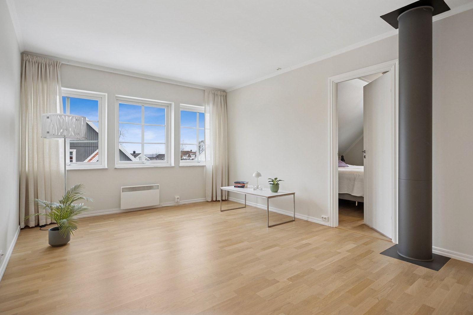 Stuen i 2. etasje er et glimrende ekstra oppholdsrom som kan brukes til lek, moro, tv-titting eller bare avslapning. Galleribilde