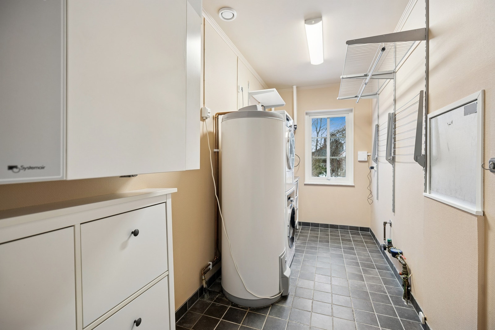Praktisk vaskerom med adkomst fra entreen. Galleribilde