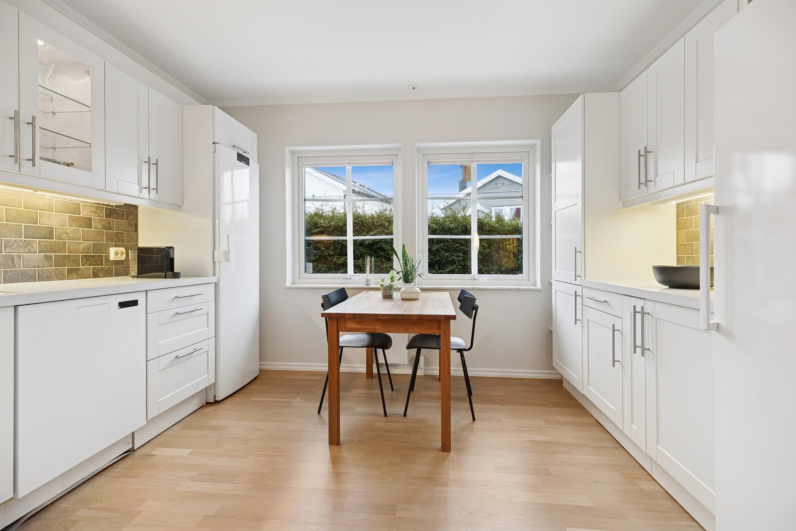 Her er det rikelig med benkeplass, samt gode oppbevaringsmuligheter i over- og underskap. Galleribilde