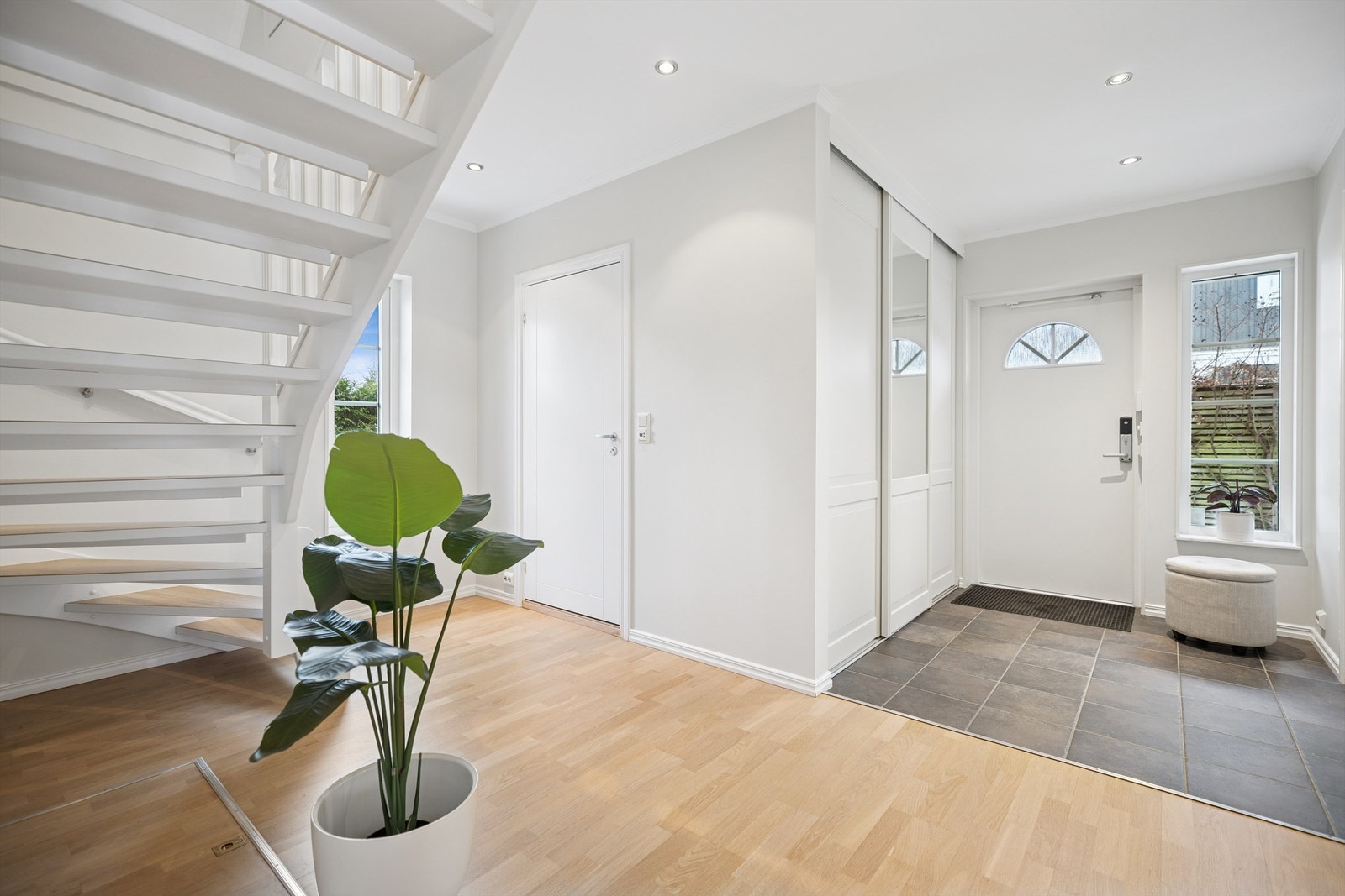 Boligen har en romslig og åpen entré/gang med skyvedørsgarderobe og gulvvarme. Galleribilde