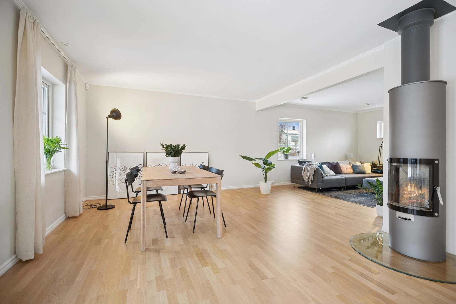 Stuen er av god størrelse og er malt i en lys, delikat farge, har parkett på gulvet og en moderne peisovn for hygge og varme. Galleribilde