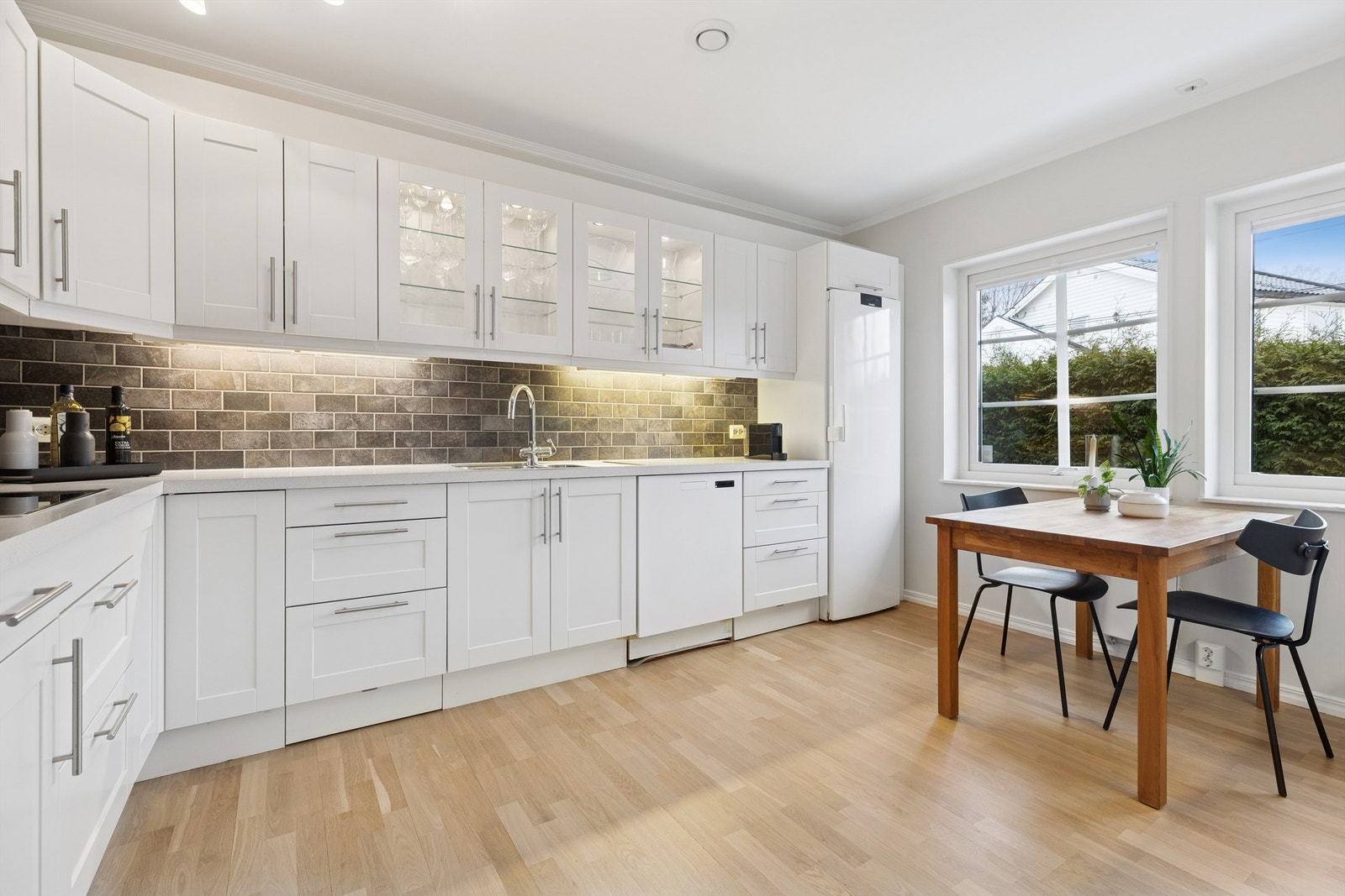 Separat kjøkken med lys og tidløs kjøkkeninnredning fra HTH. Galleribilde