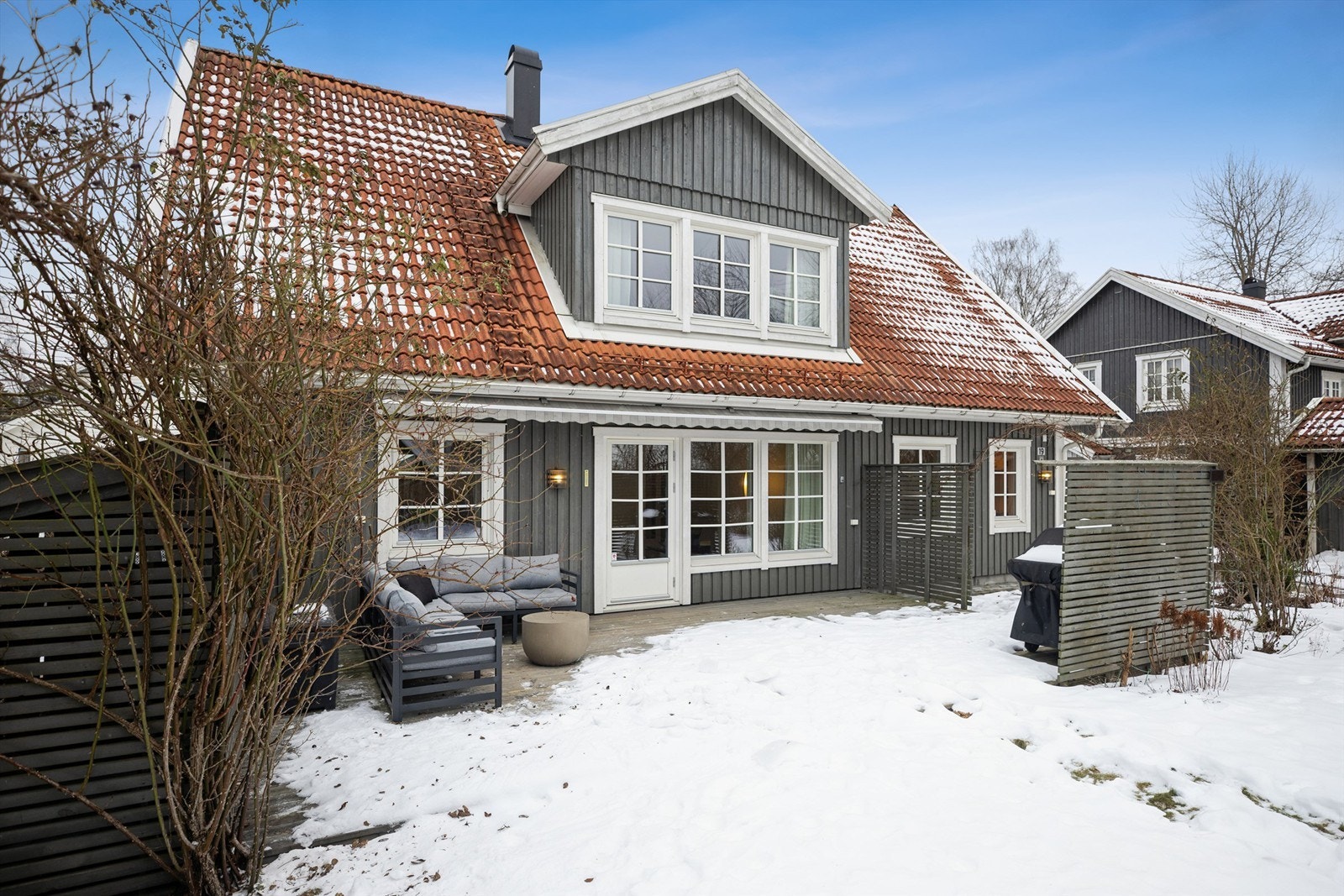 En flott familiebolig over to plan med stor terrasse, deilig hage og gode solforhold. Her kan du flytte rett inn! Foto: Per O. Skjellnan v/Eftk Galleribilde