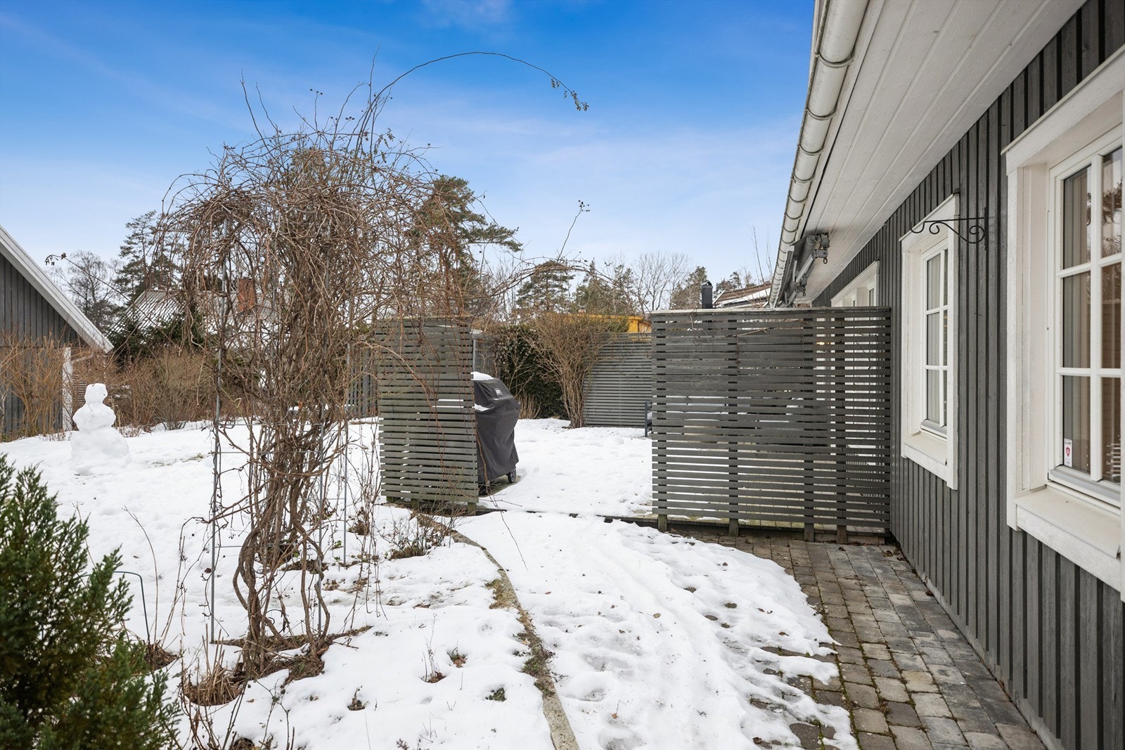 På den romslige terrassen er det flere møbleringsmuligheter. Med fine lys- og solforhold kan man virkelig nyte solfylte dager og svale kvelder. Galleribilde