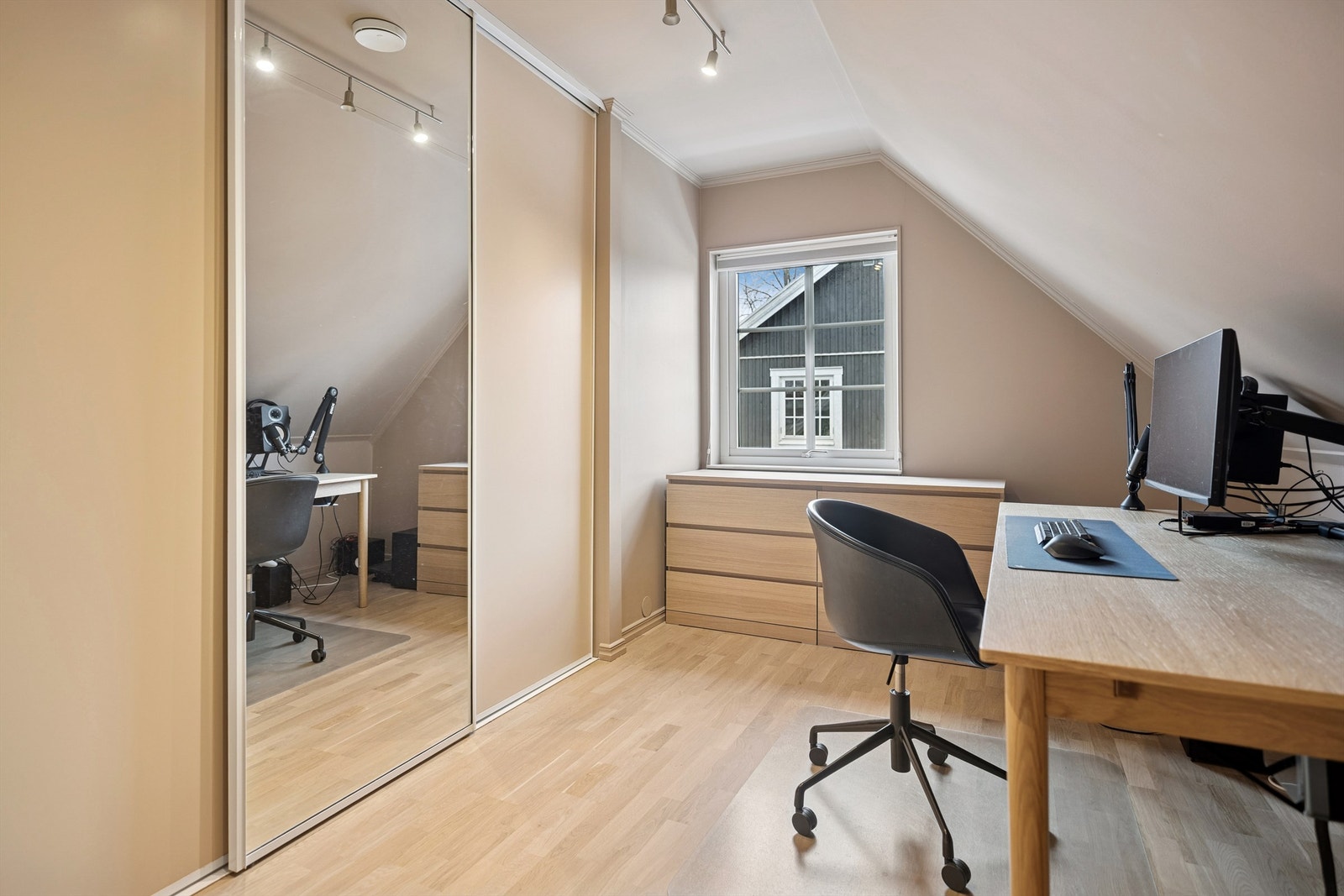 Soverom 4 har en stor skyvedørsgarderobe med speildør. Galleribilde