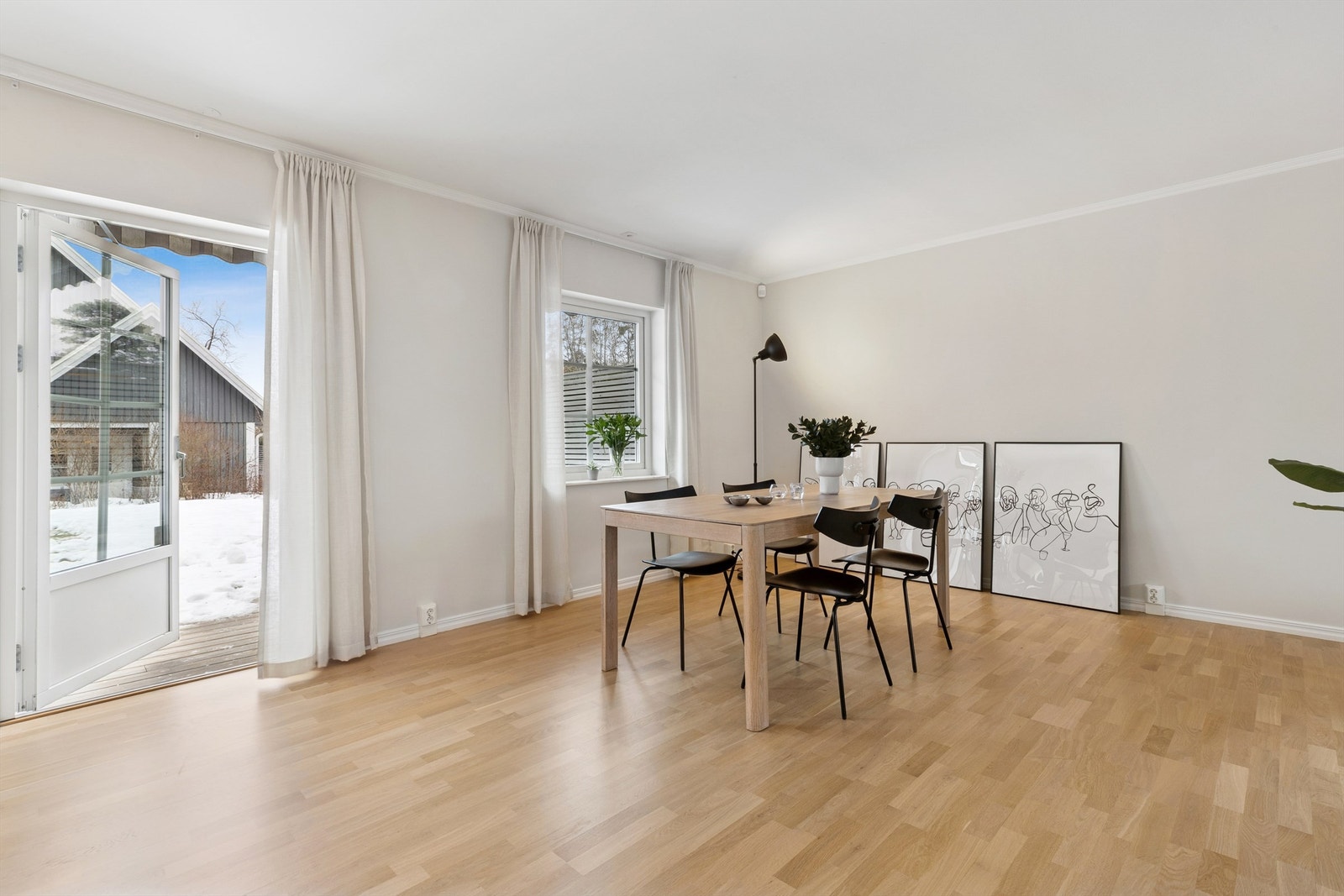 Boligen fremstår som lys og luftig med en praktisk/innholdsrik planløsning Galleribilde