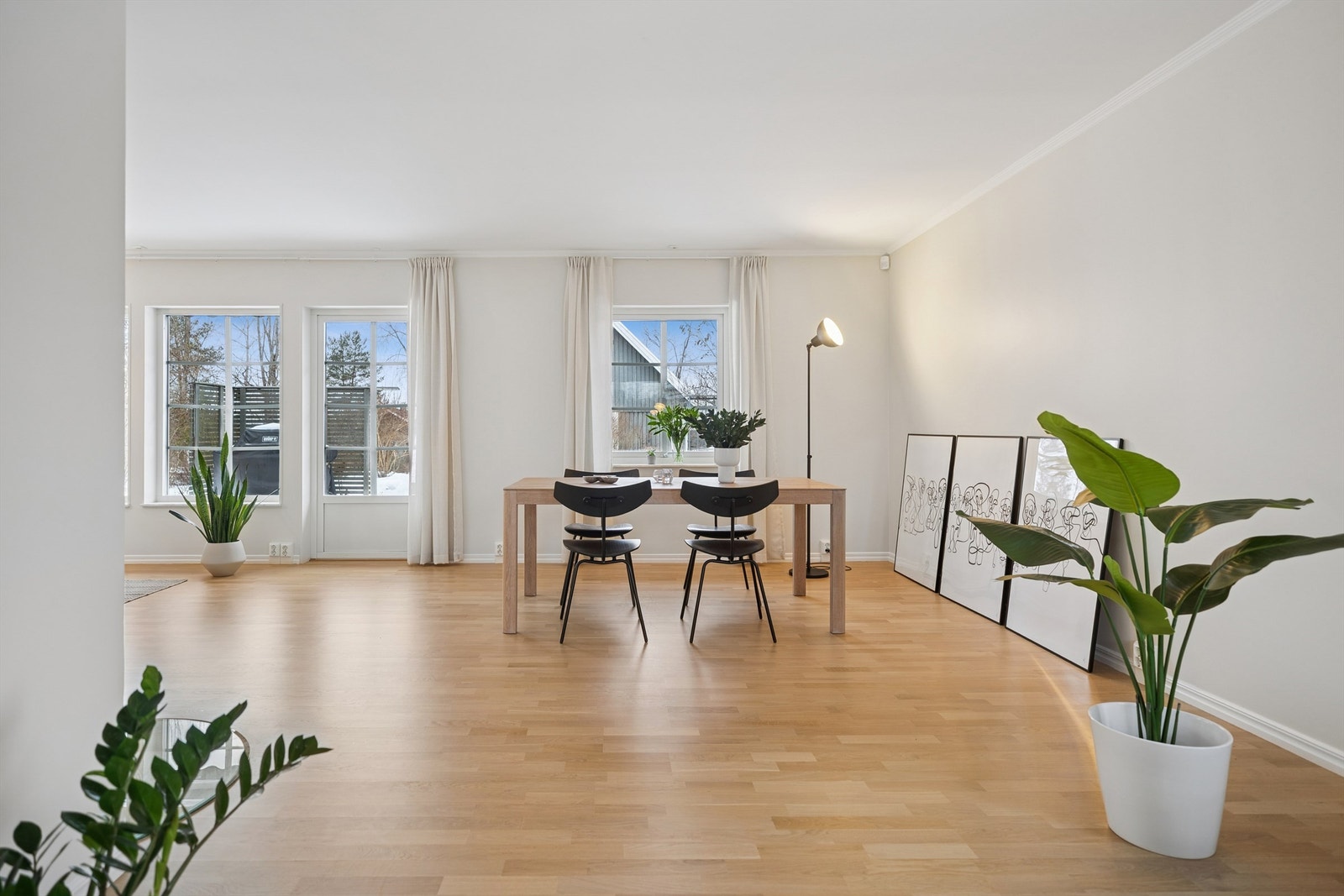 Det er plass til et riktig stort spisebord for hyggelige måltider med familie og venner. Galleribilde