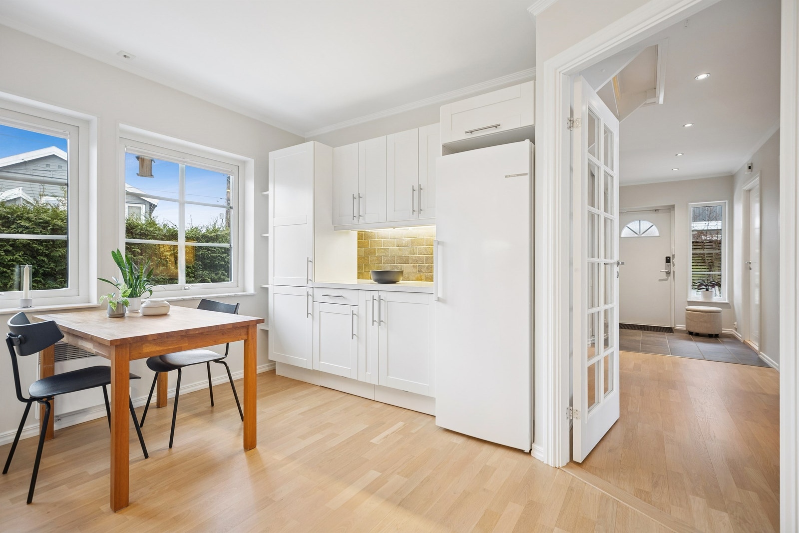 En hyggelig spiseplass eller en finfin lekseplass for barna mens måltider forberedes. Galleribilde