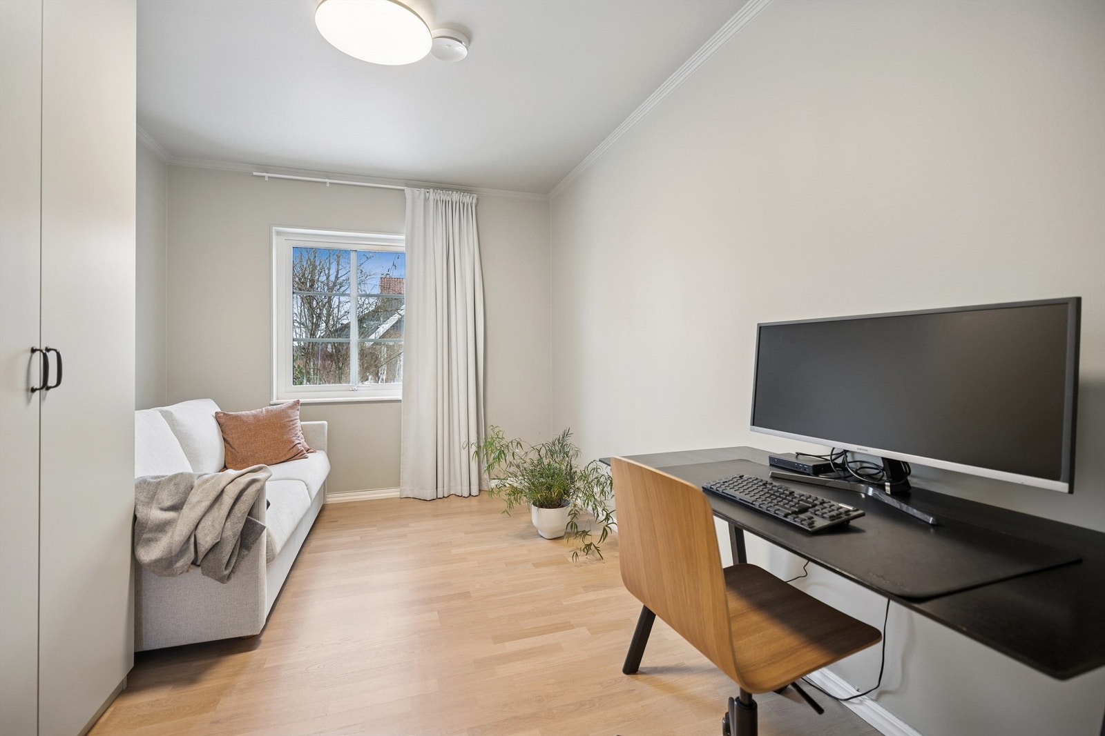 Boligen har totalt 4 soverom som alle er av god størrelse. Dette soverommet med garderobe ligger i 1. etasje. Galleribilde