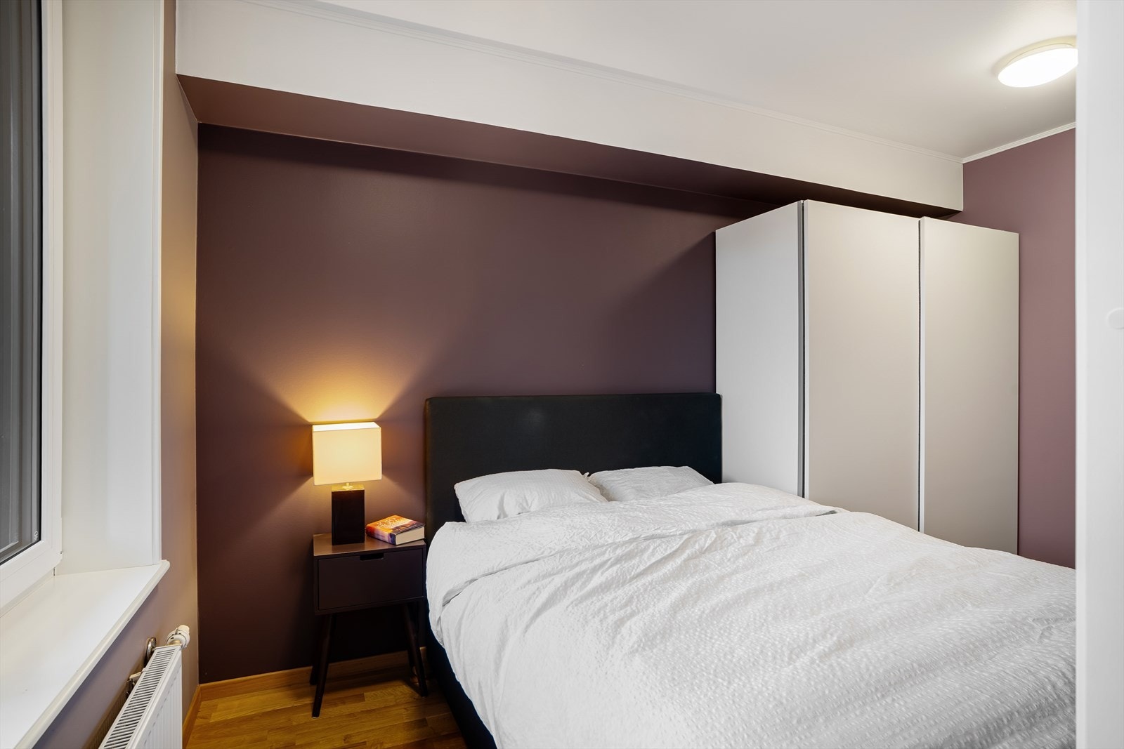 Soverommet er innredet med en romslig skyvedørsgarderobe. Galleribilde