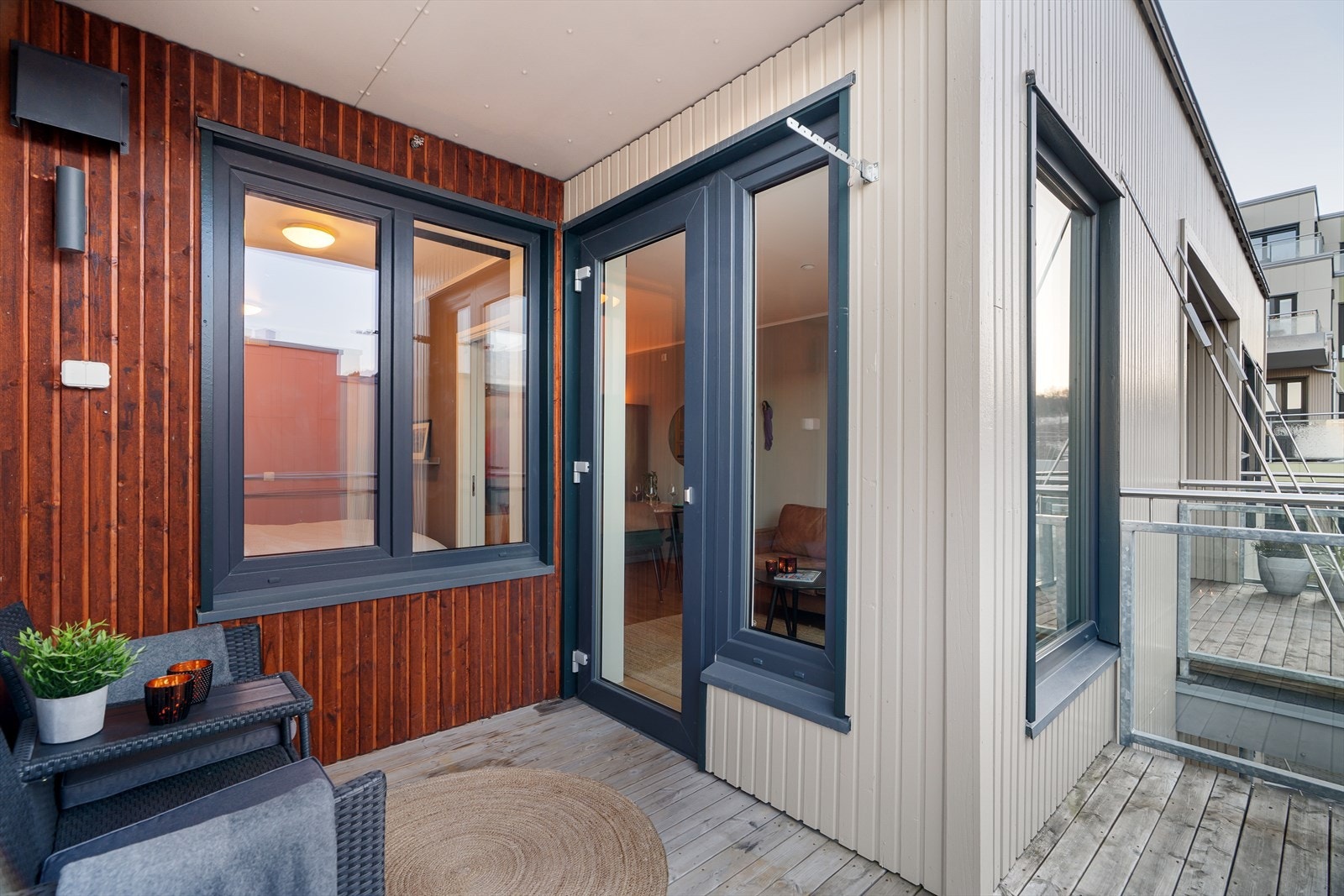 Deler av balkongen er overbygd, noe som øker bruksmulighetene gjennom året. Galleribilde