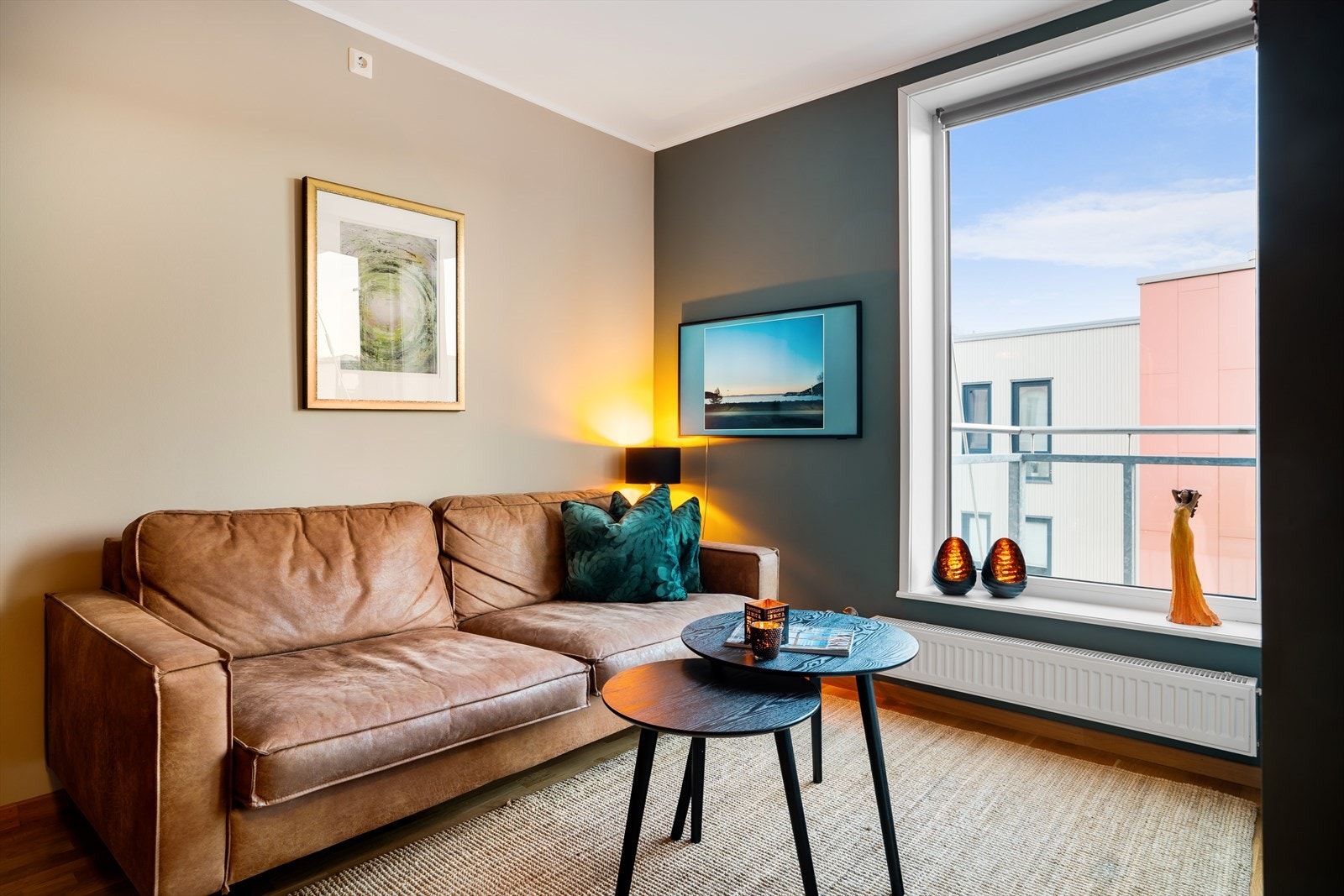 3-stavs gulv og behagelige fargevalg på vegger gir rommet et innbydende uttrykk. Galleribilde