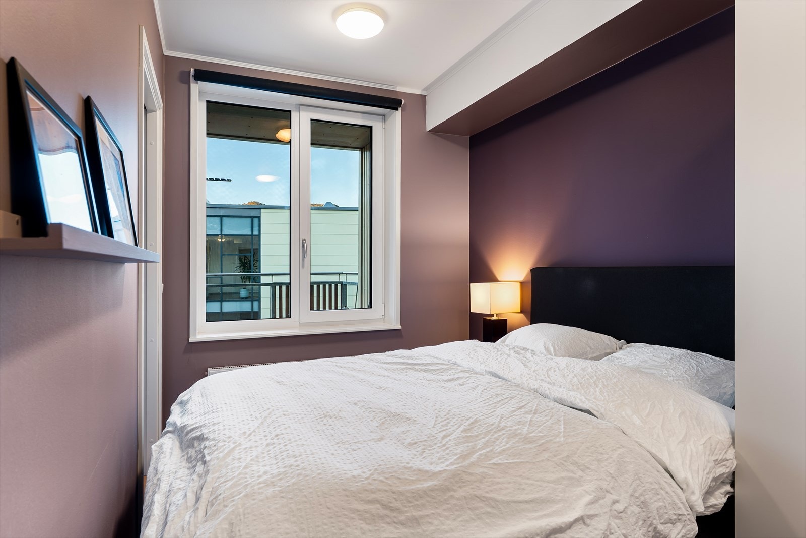 Innbydende soverom på 8,5 kvm med forbindelse til stuen gjennom skyvedør. Galleribilde