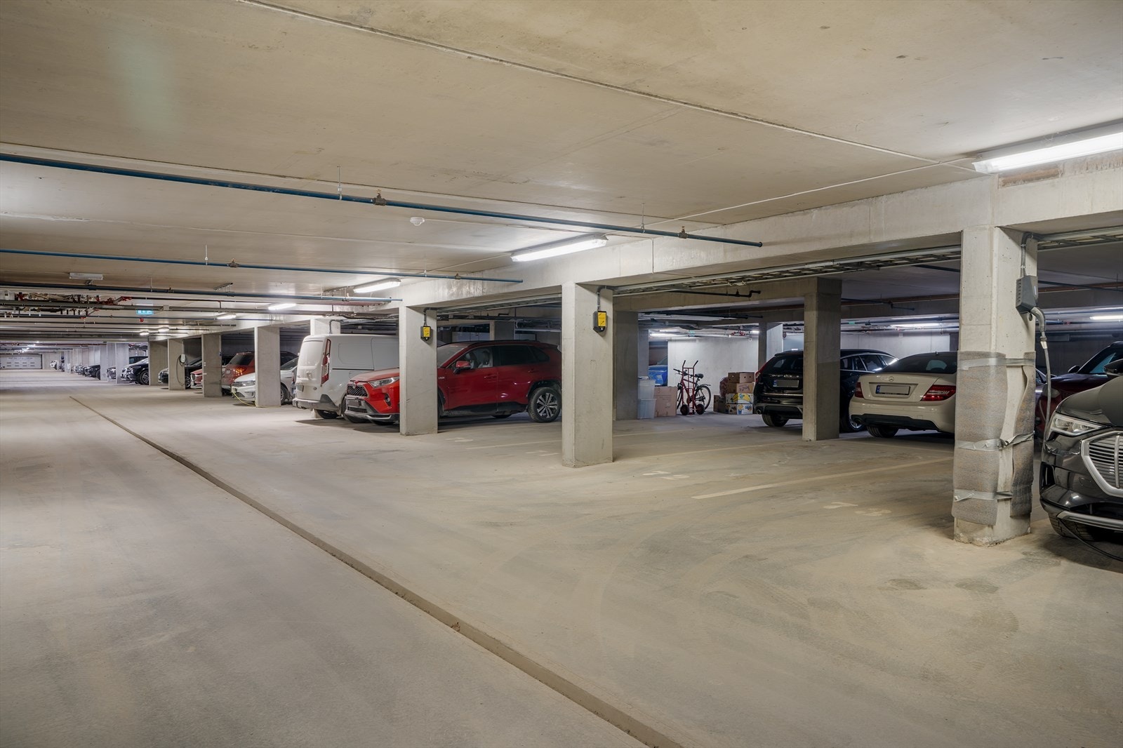 Leiligheten disponerer egen p-plass i felles garasjeanlegg. Det er adkomst til parkeringskjelleren fra nabobygget. Galleribilde