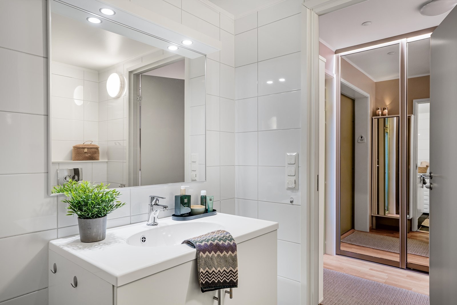 Badet har flislagte overflater og behagelig gulvvarme. Galleribilde