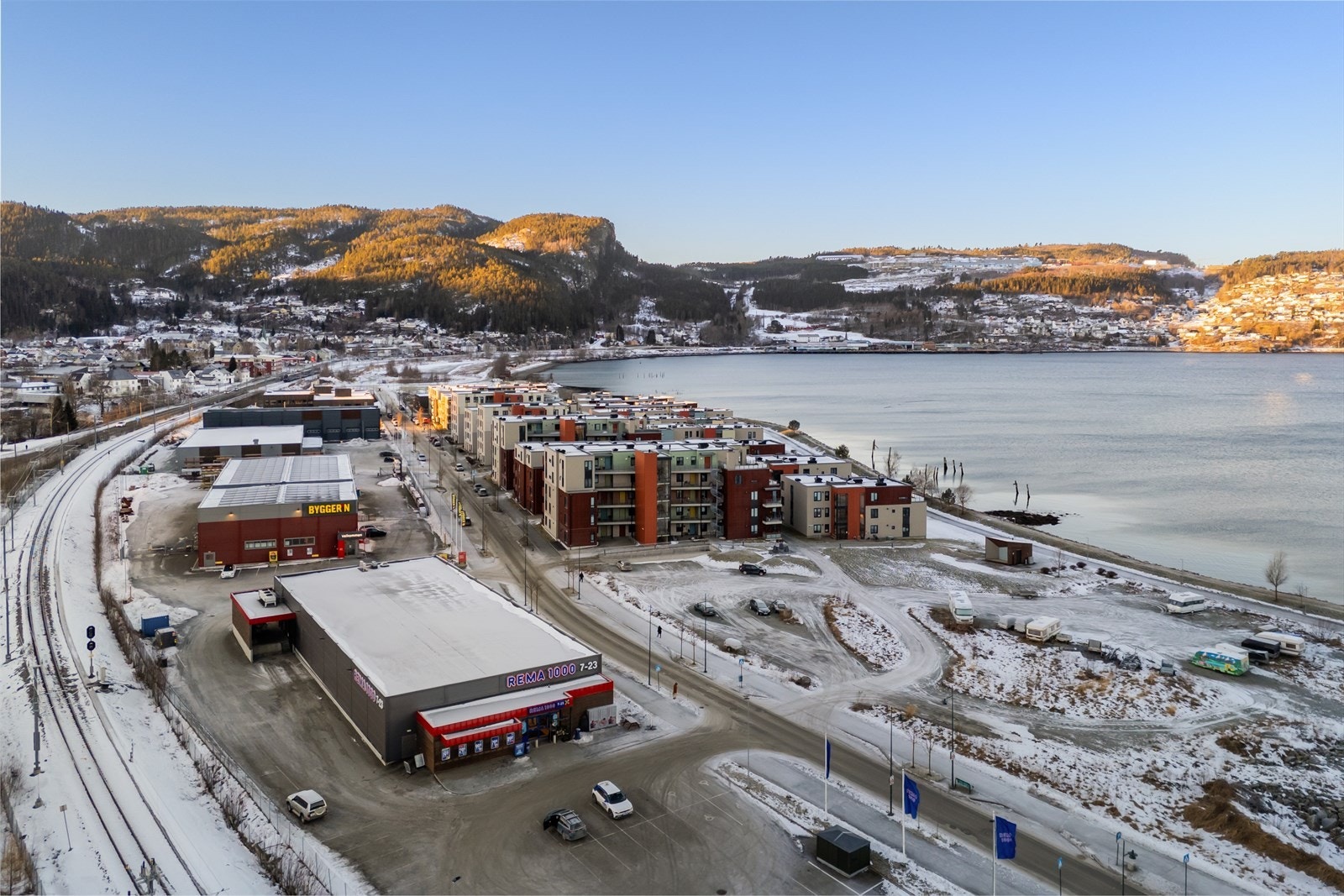 Rema 1000 ligger bare noen få minutters gange fra leiligheten. Galleribilde