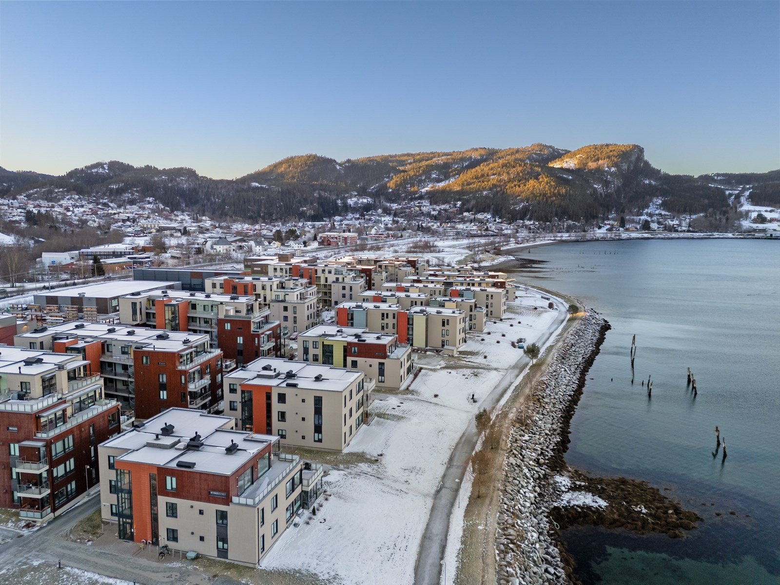 Havnegata 203 ligger idyllisk til på Hommelvik Sjøside med direkte nærhet til Trondheimsfjorden. Området kombinerer rolige, naturskjønne omgivelser med kort vei til dagligdagse fasiliteter. Galleribilde