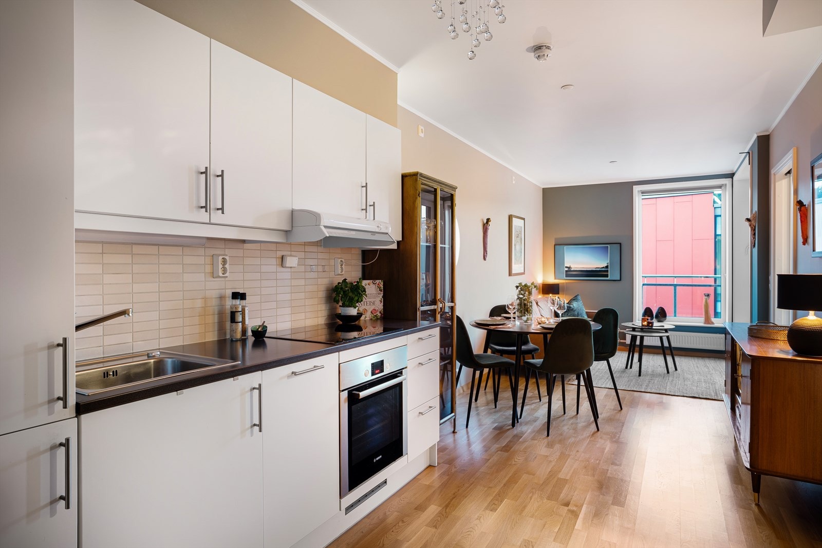 Stuen har en åpen og sosial løsning mot kjøkkenet, med plass til både sofagruppe og spisebord. Galleribilde